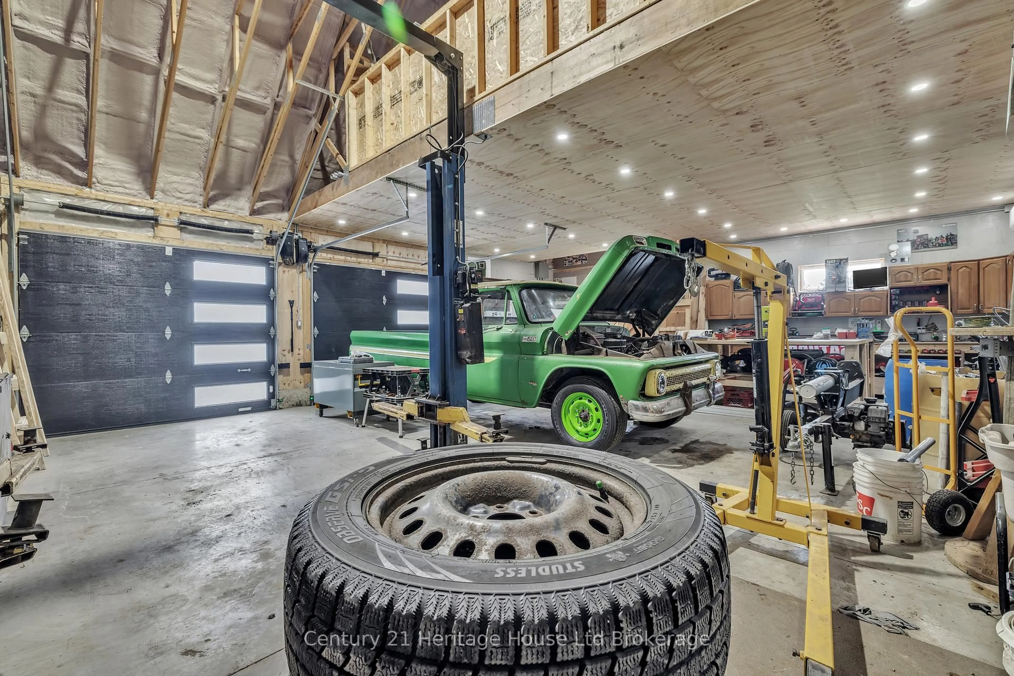 Indoor garage for 49395 Nova Scotia Line, Malahide Ontario N5H 2R2