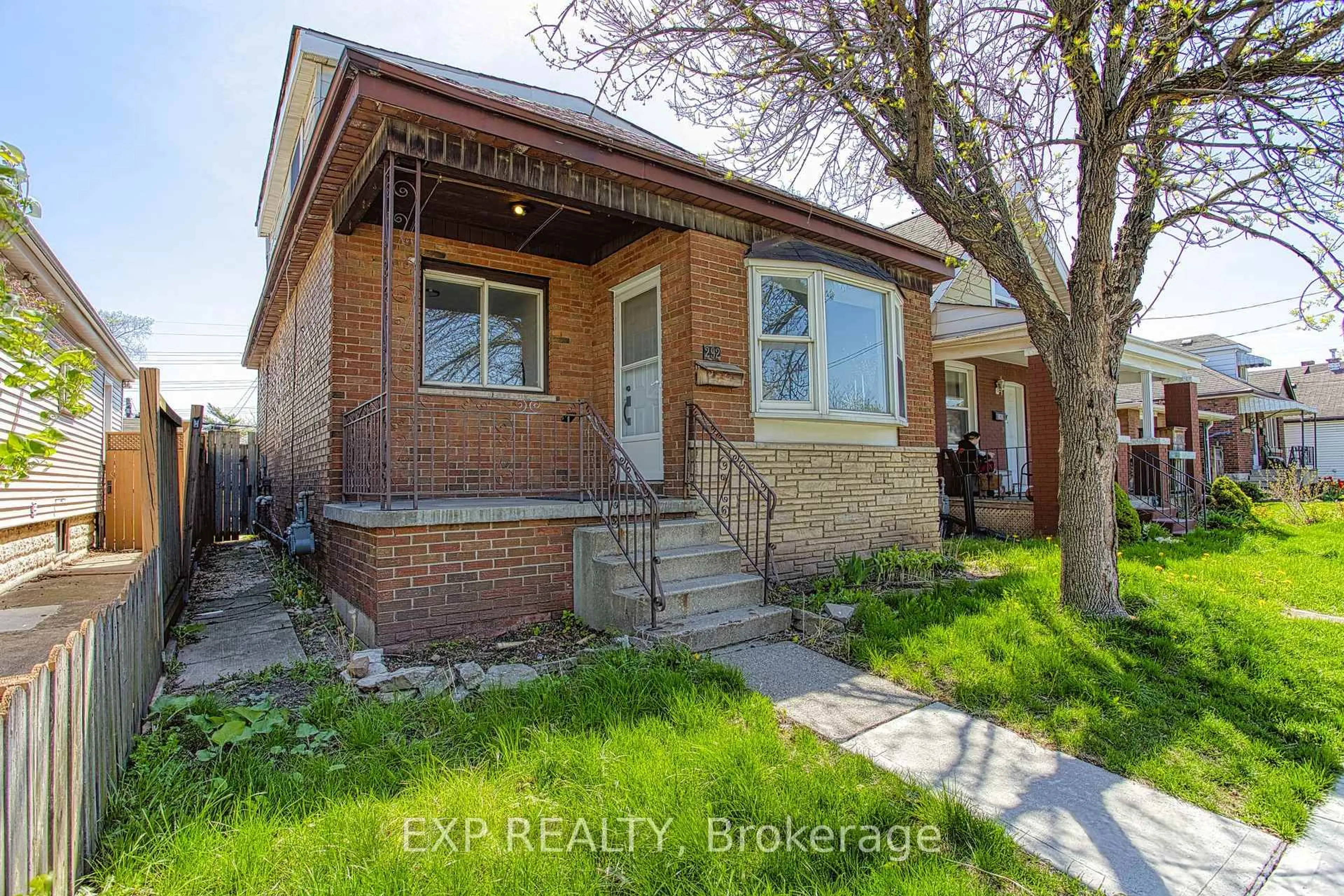 Home with brick exterior material, street for 292 Fairfield Ave, Hamilton Ontario L8H 5H6