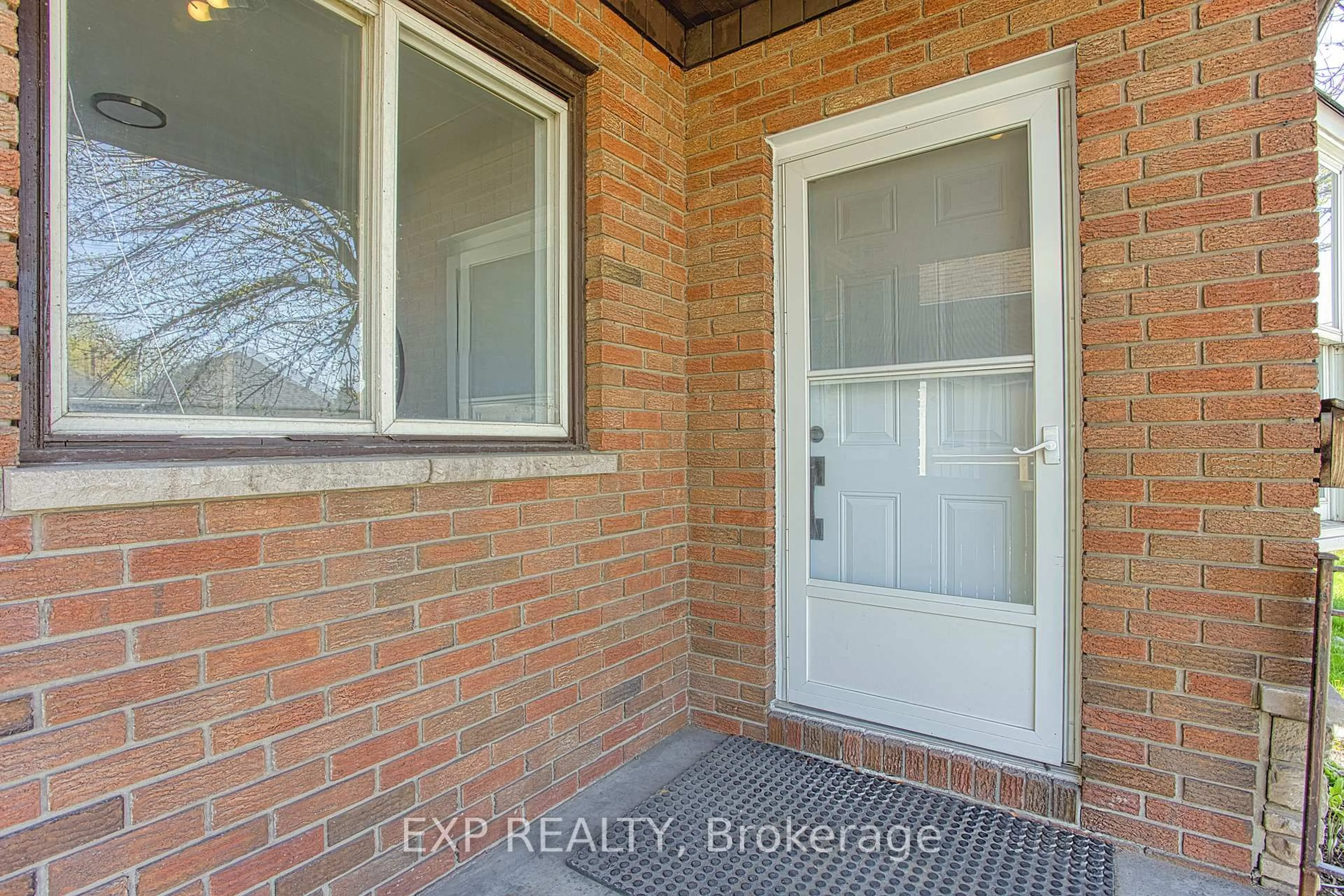 Indoor entryway for 292 Fairfield Ave, Hamilton Ontario L8H 5H6