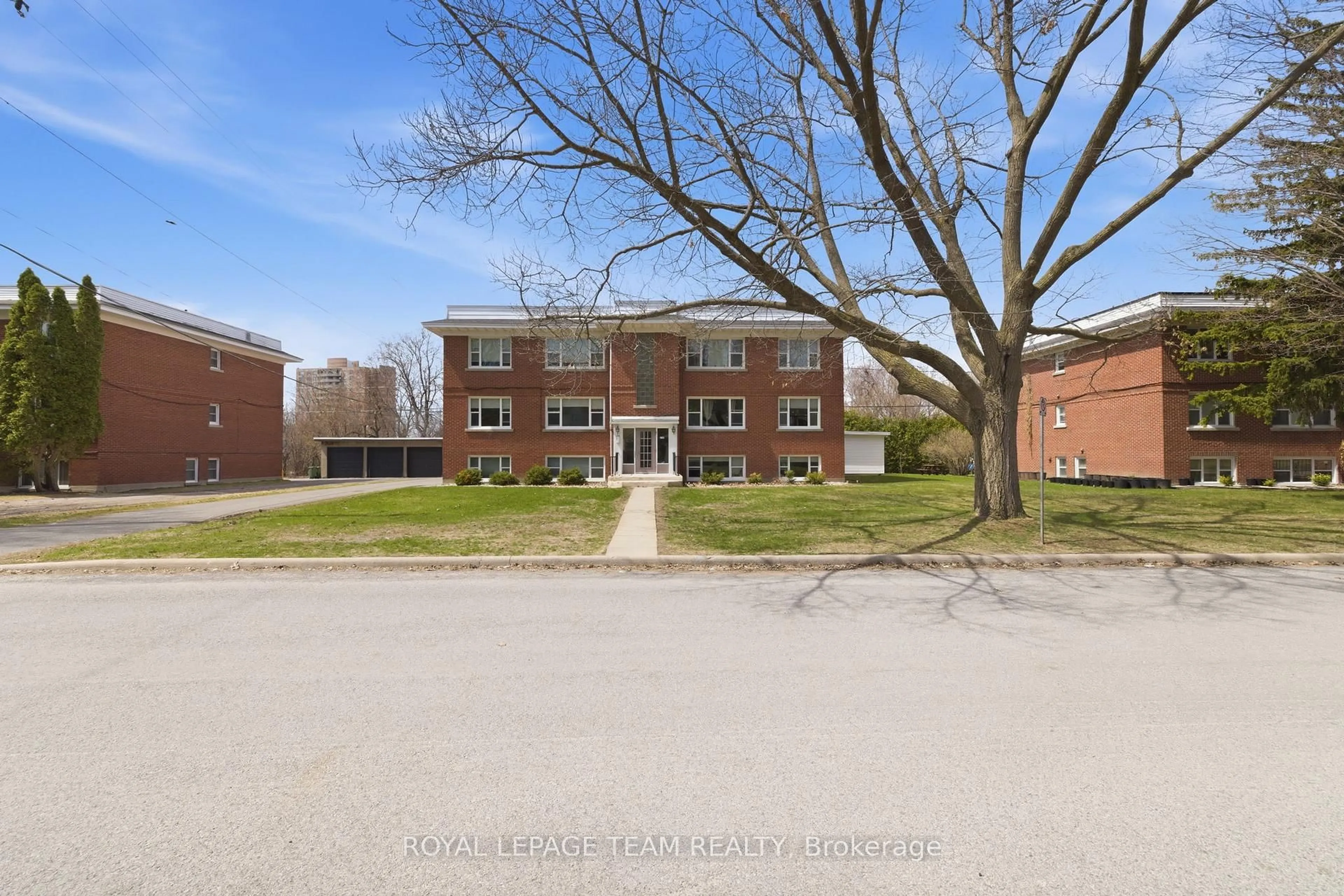 A pic from outside/outdoor area/front of a property/back of a property/a pic from drone, building for 2164 Blossom Dr, Ottawa Ontario K1H 6G8