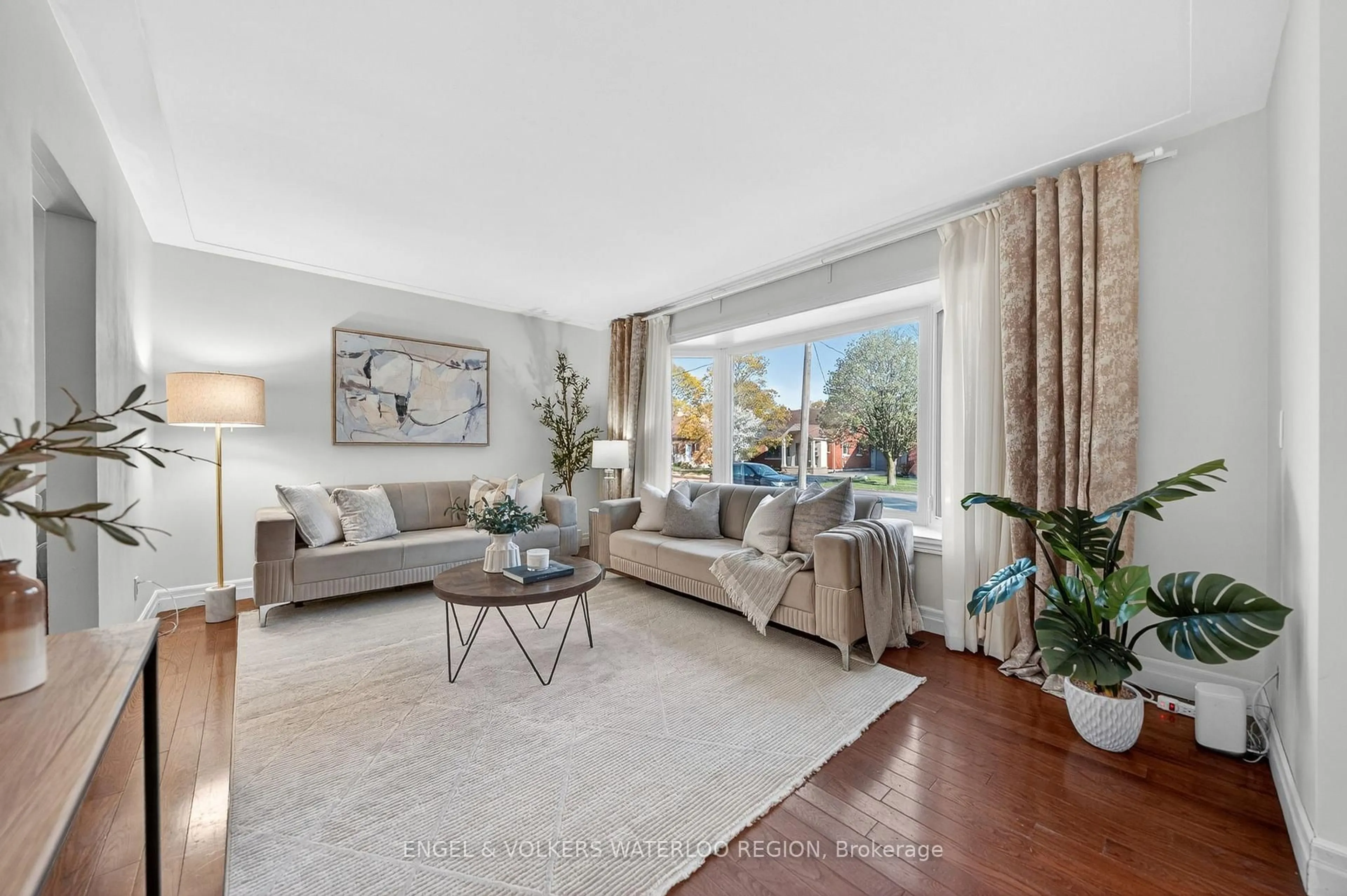 Living room with furniture, unknown for 180 Murdock Ave, Waterloo Ontario N2J 2M5