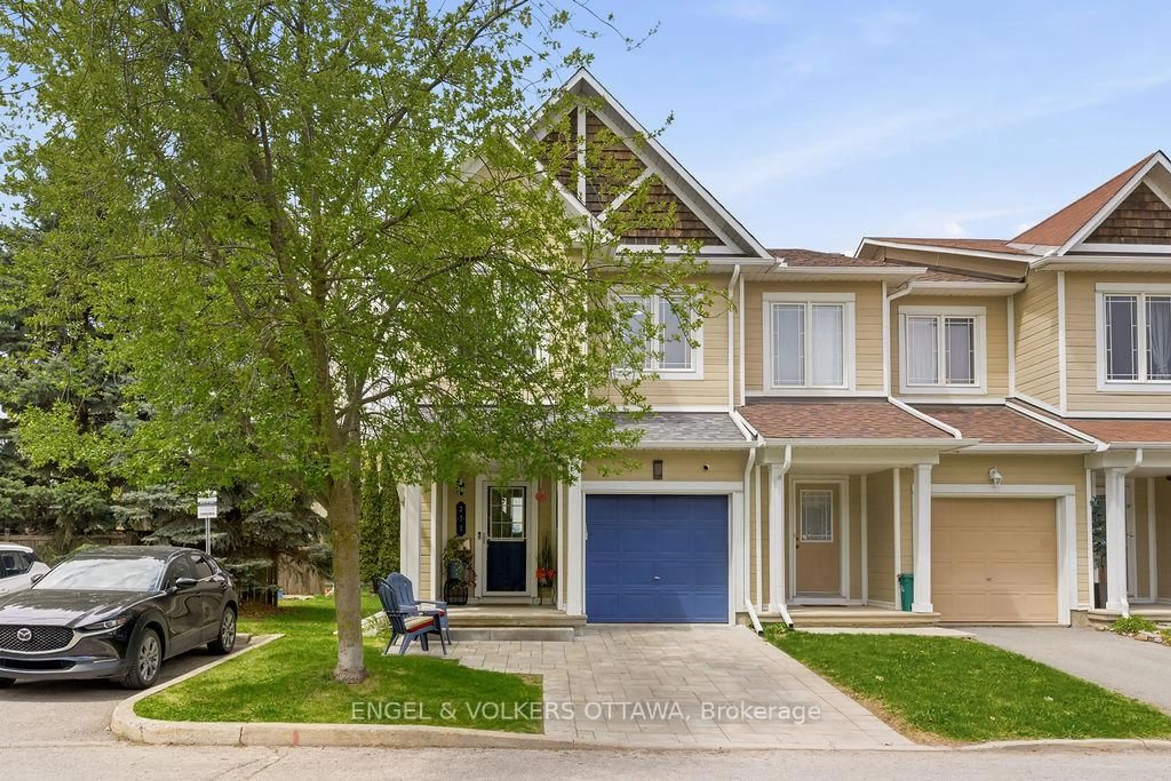 Home with vinyl exterior material, street for 371 Hillsboro Private, Ottawa Ontario K2M 3B1