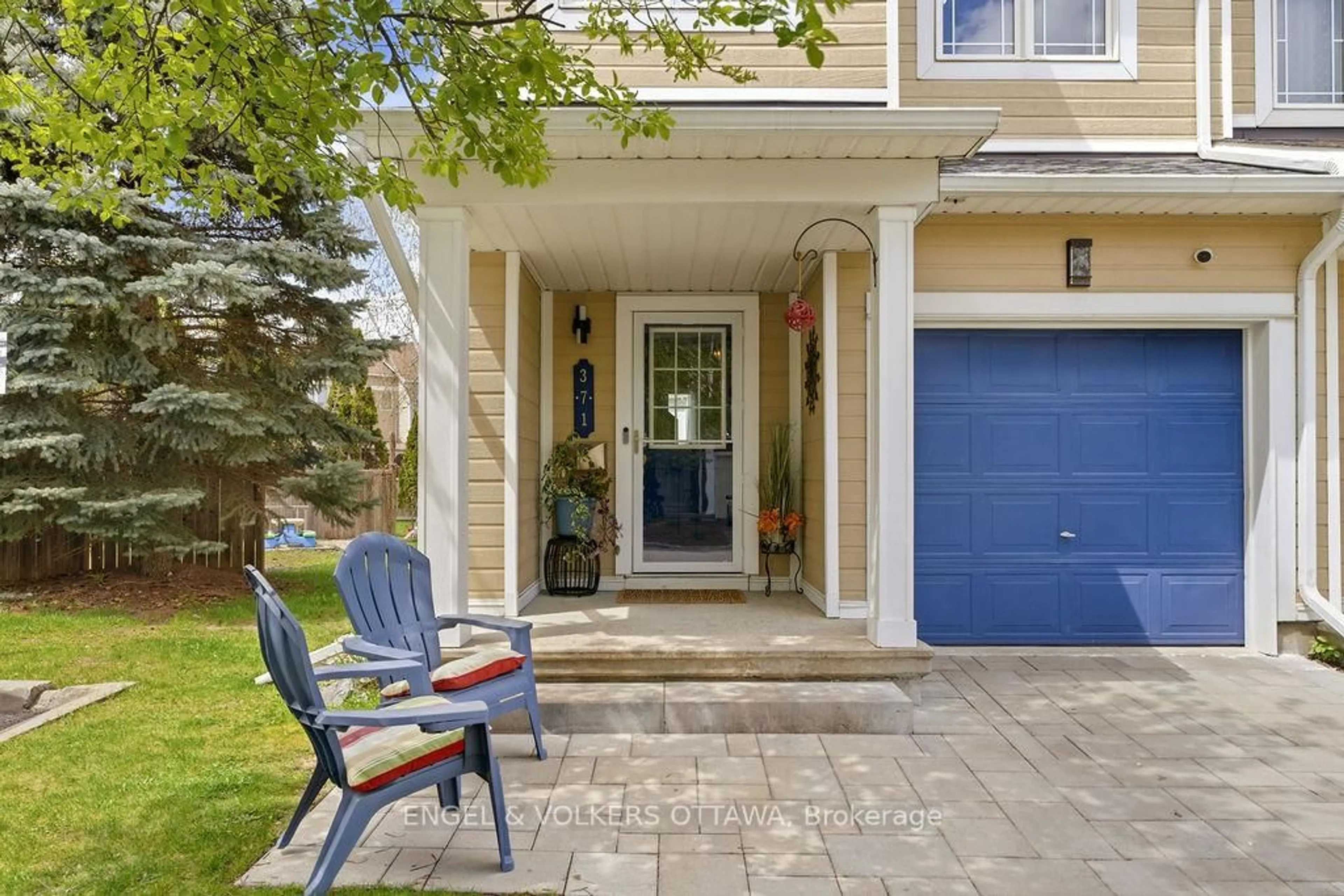 Indoor entryway for 371 Hillsboro Private, Ottawa Ontario K2M 3B1