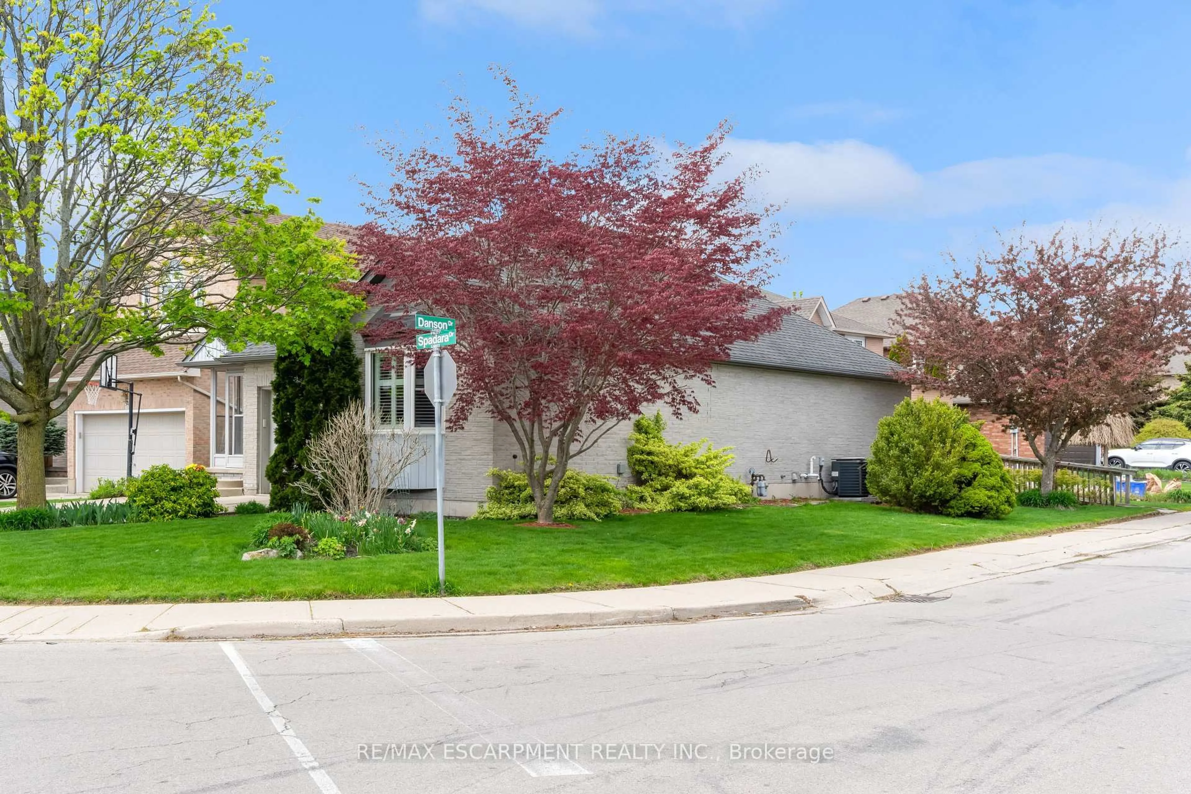 A pic from outside/outdoor area/front of a property/back of a property/a pic from drone, street for 50 Spadara Dr, Hamilton Ontario L9B 2K3