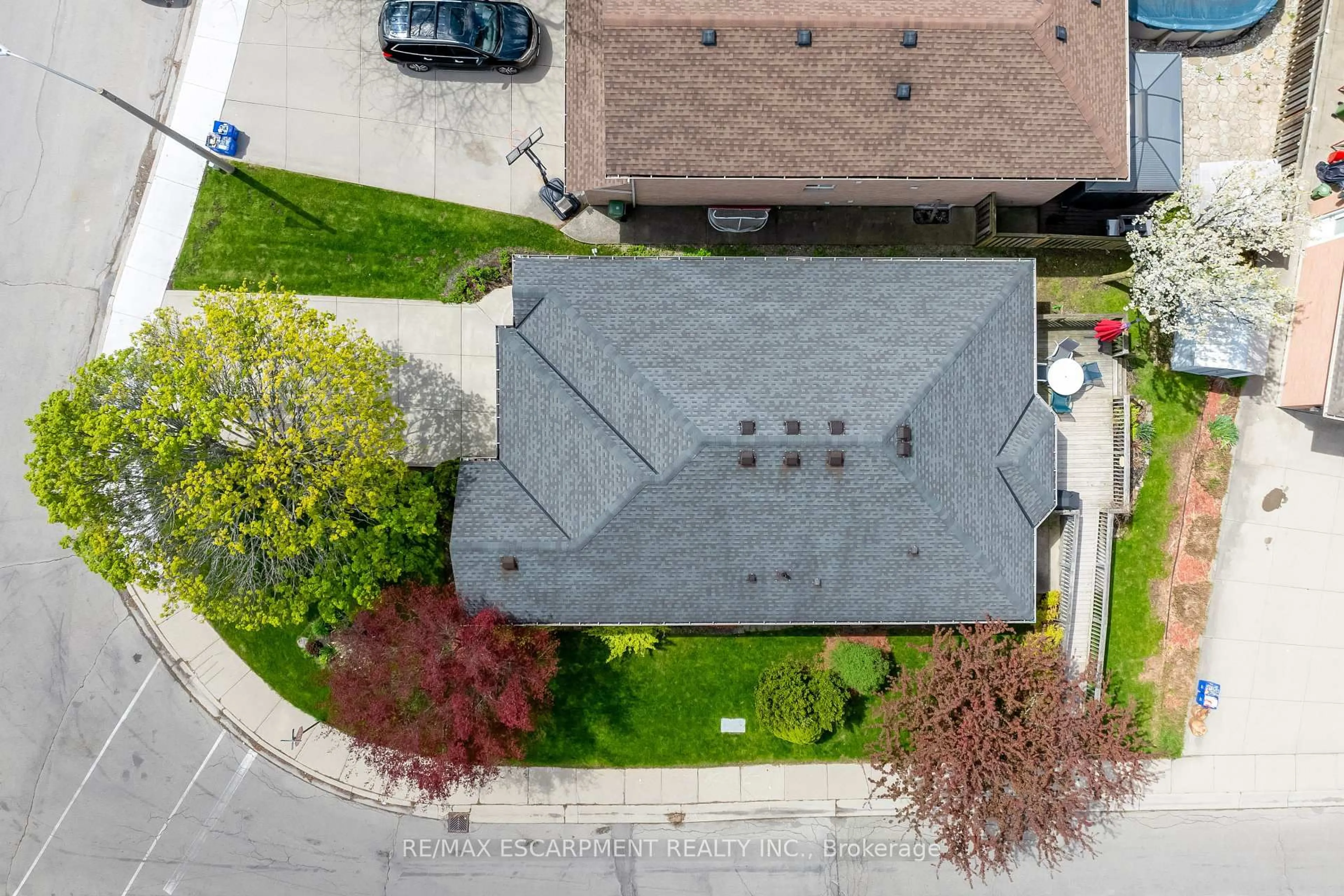 A pic from outside/outdoor area/front of a property/back of a property/a pic from drone, street for 50 Spadara Dr, Hamilton Ontario L9B 2K3