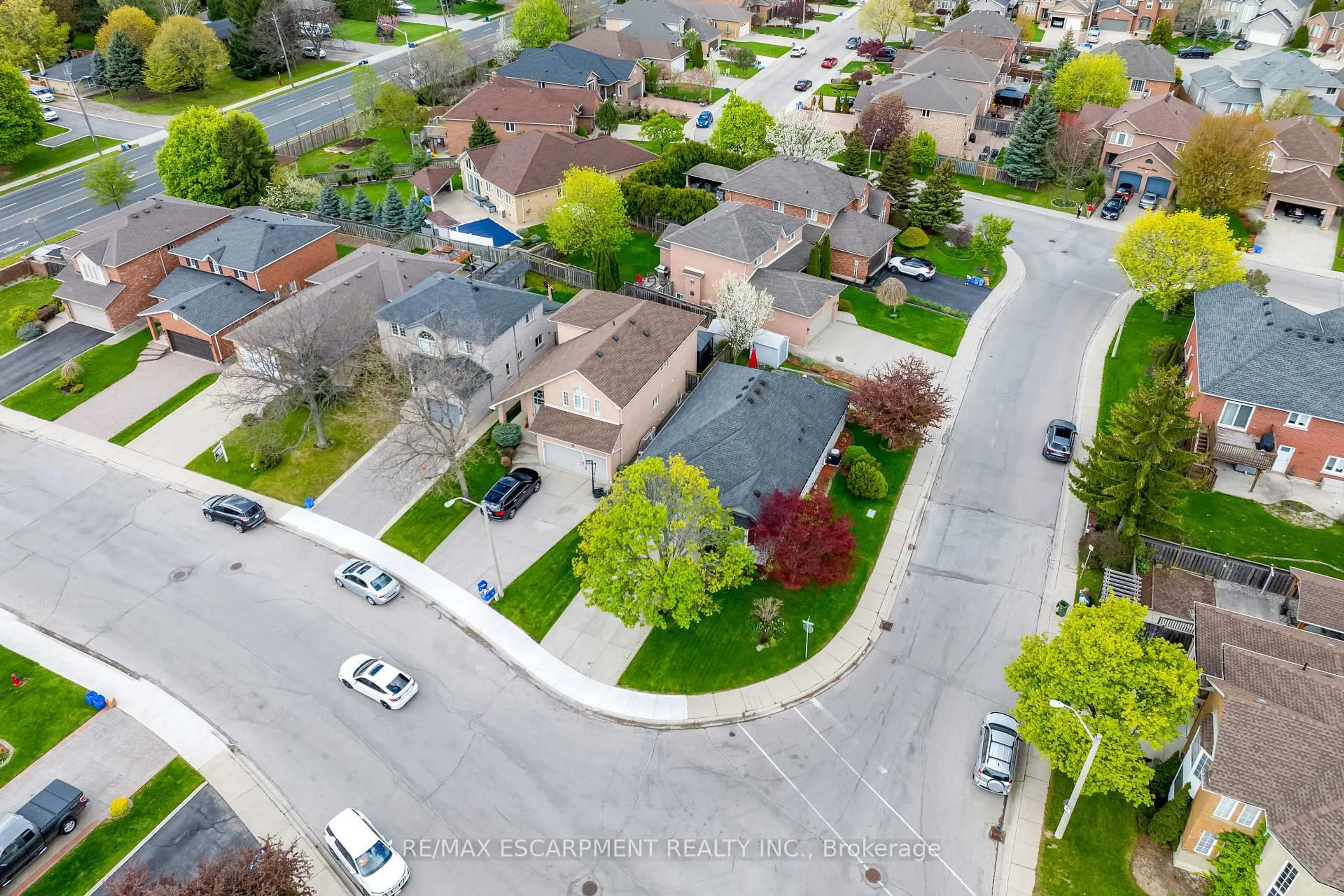 A pic from outside/outdoor area/front of a property/back of a property/a pic from drone, street for 50 Spadara Dr, Hamilton Ontario L9B 2K3