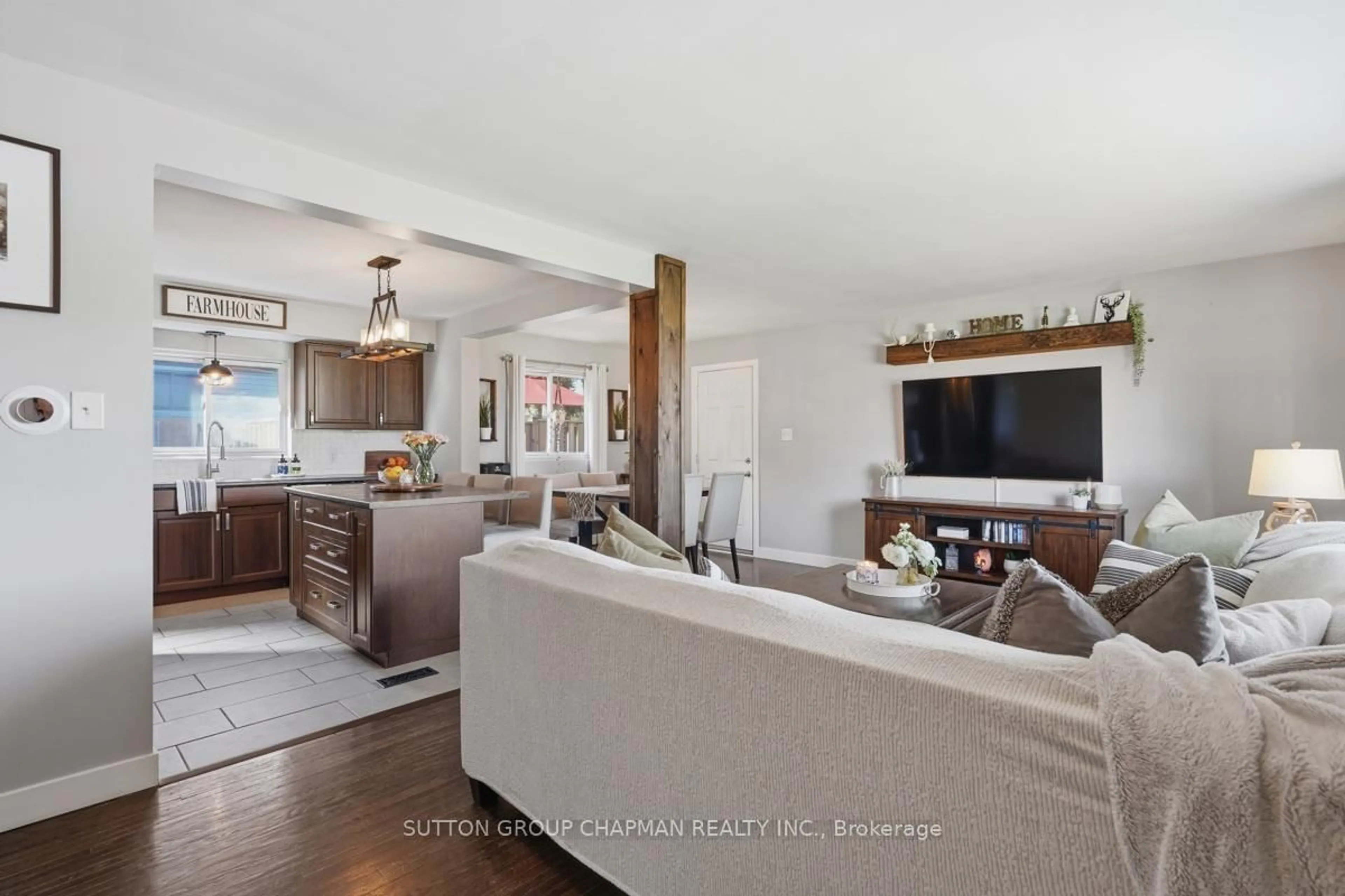 Living room with furniture, unknown for 920 Alice St, Woodstock Ontario N4S 2J6
