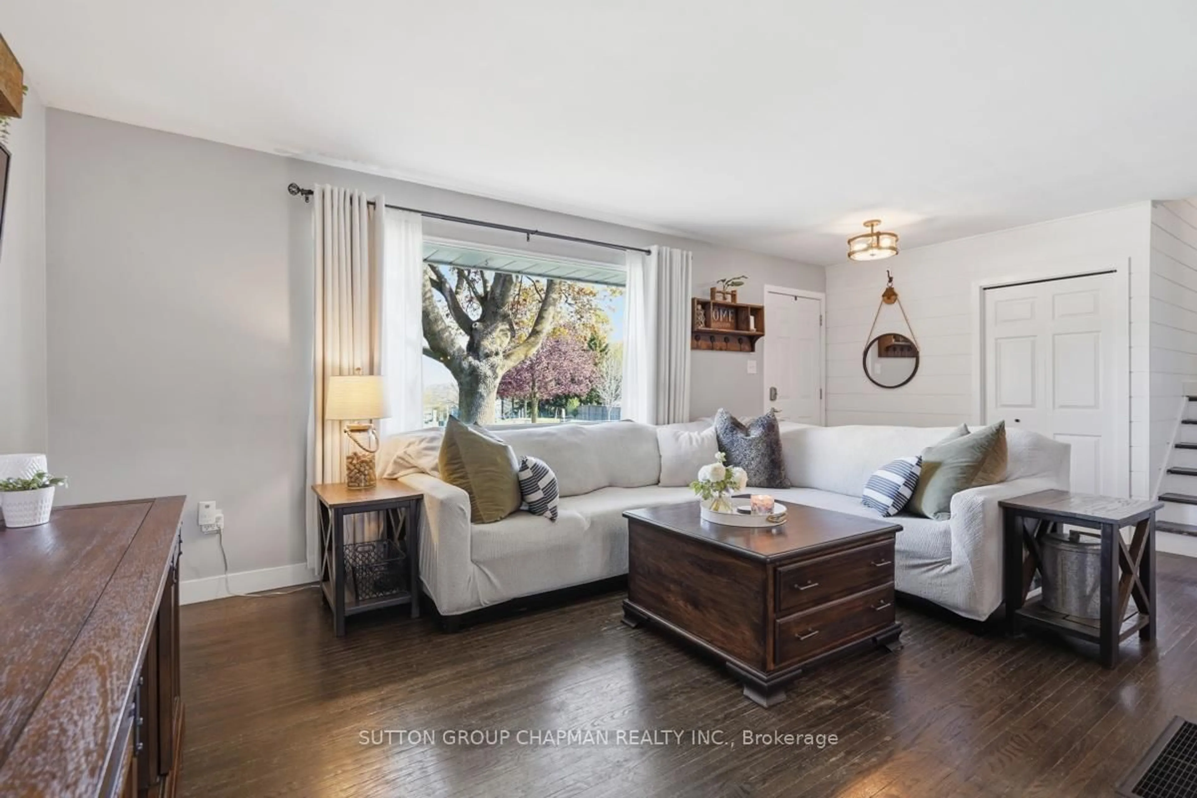 Living room with furniture, unknown for 920 Alice St, Woodstock Ontario N4S 2J6