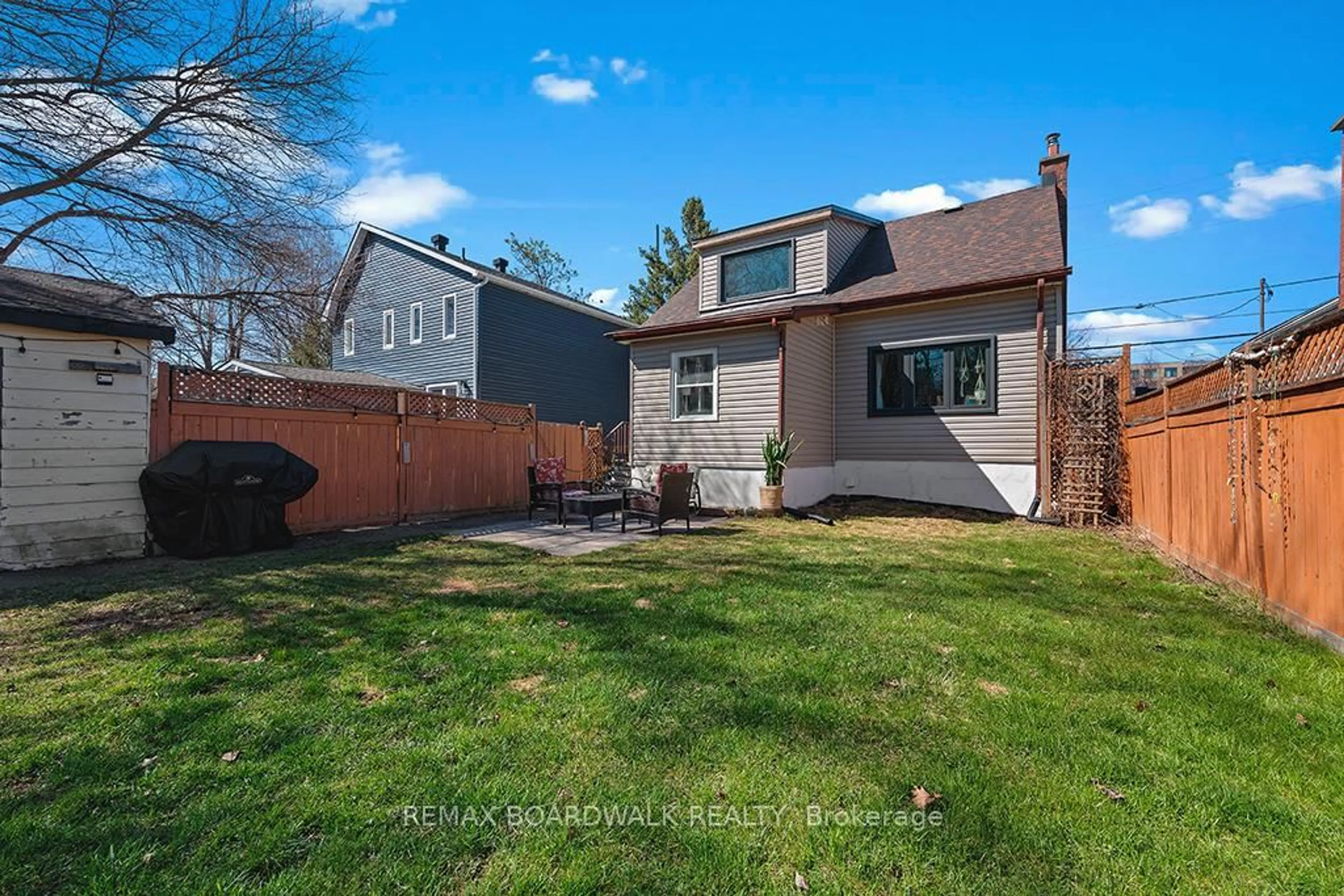 Home with vinyl exterior material, street for 417 Hilson Ave, Ottawa Ontario K1Z 6B9