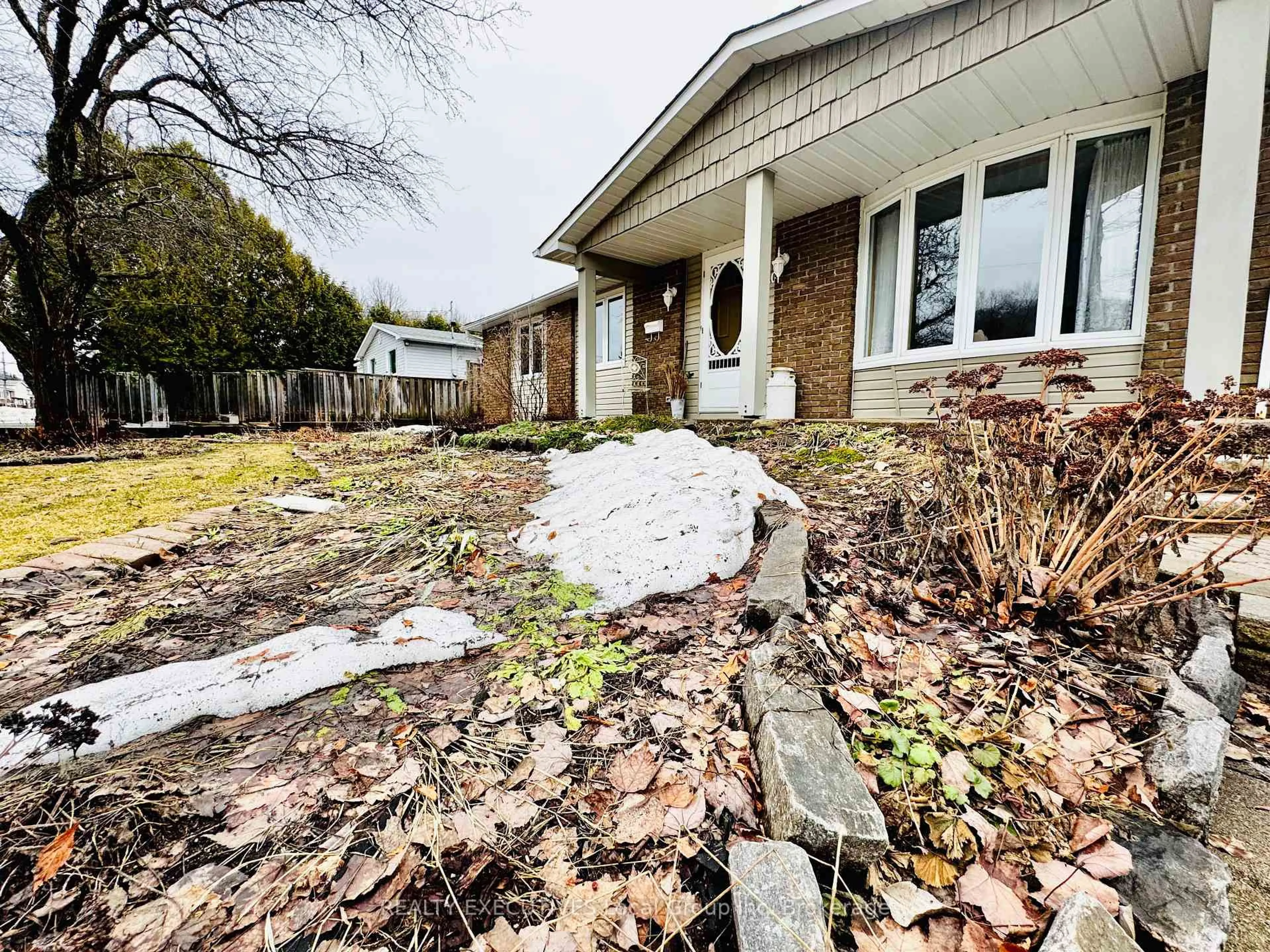 Unknown for 320 Justin St, North Bay Ontario P1B 5J9