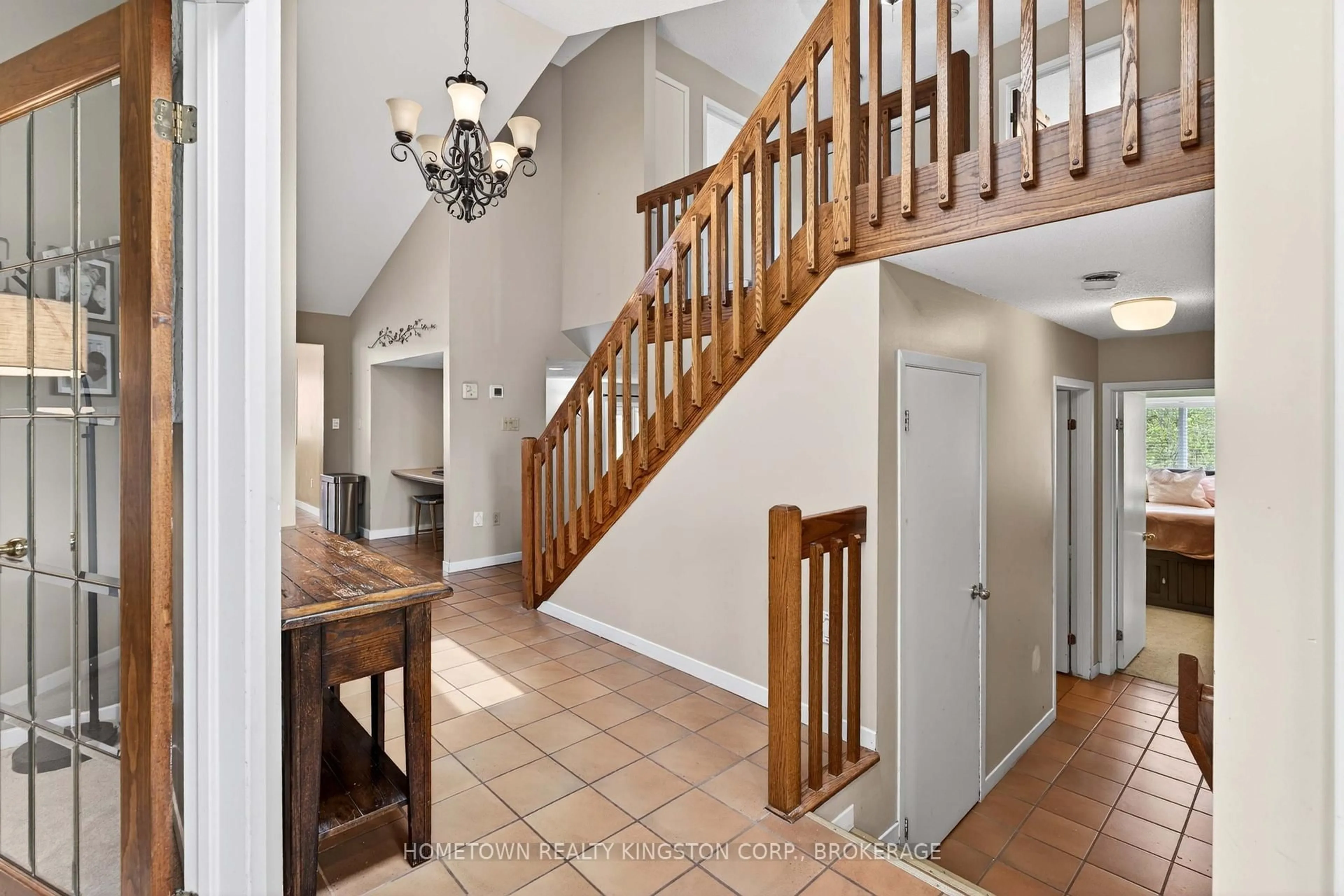 Indoor entryway for 1103 Cliffside Dr, Sydenham Ontario K0H 2T0