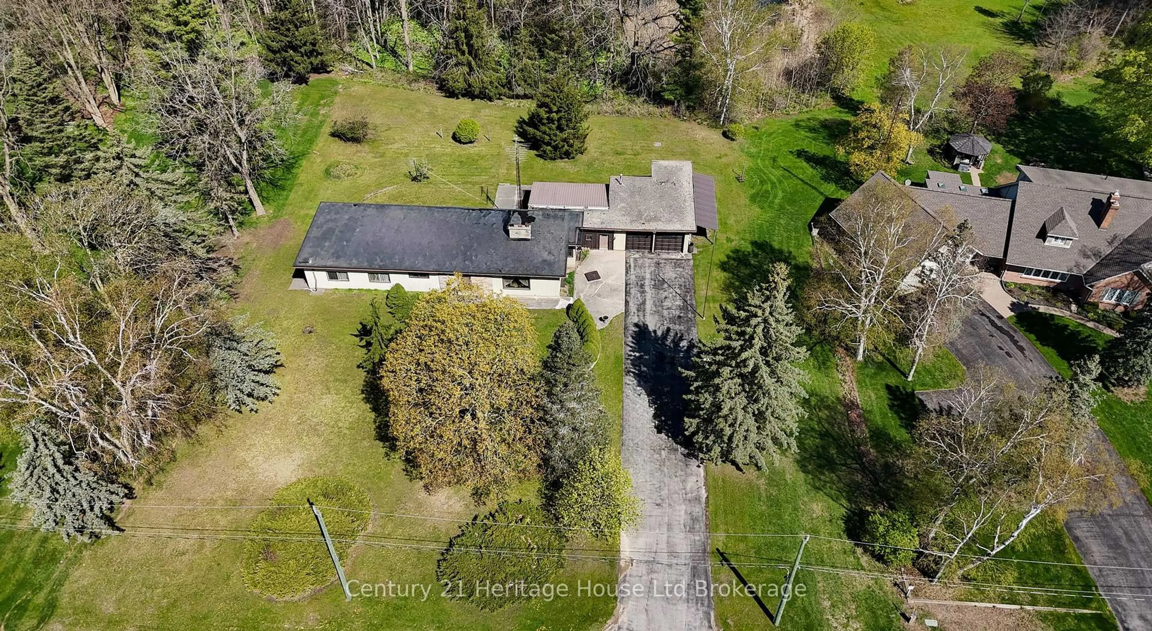 A pic from outside/outdoor area/front of a property/back of a property/a pic from drone, street for 88 Potters Rd, Tillsonburg Ontario N4G 4G7