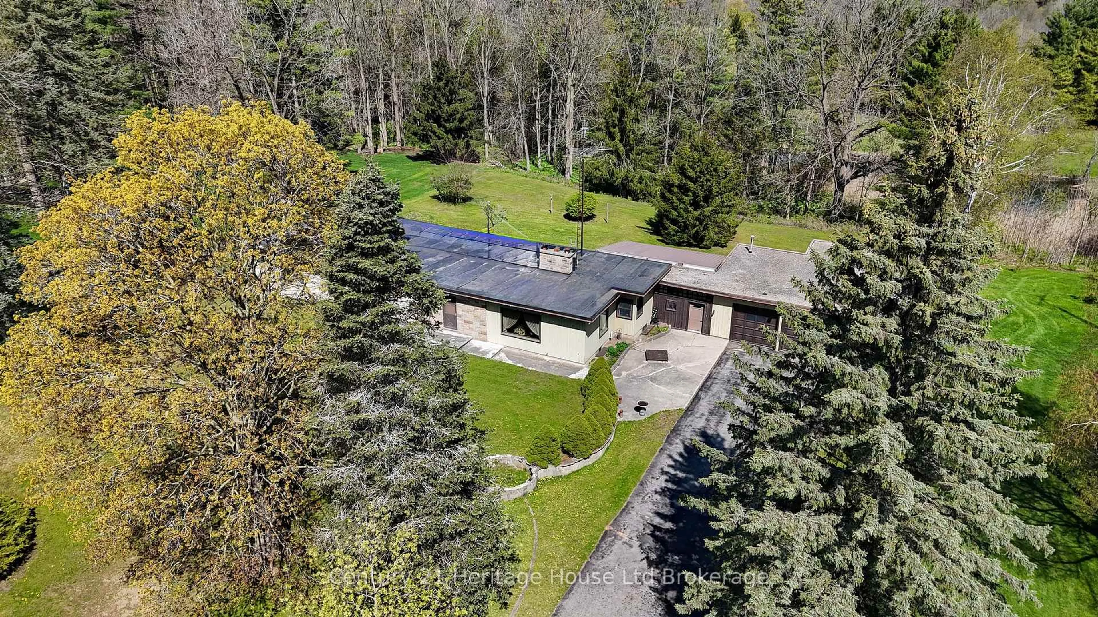 A pic from outside/outdoor area/front of a property/back of a property/a pic from drone, unknown for 88 Potters Rd, Tillsonburg Ontario N4G 4G7