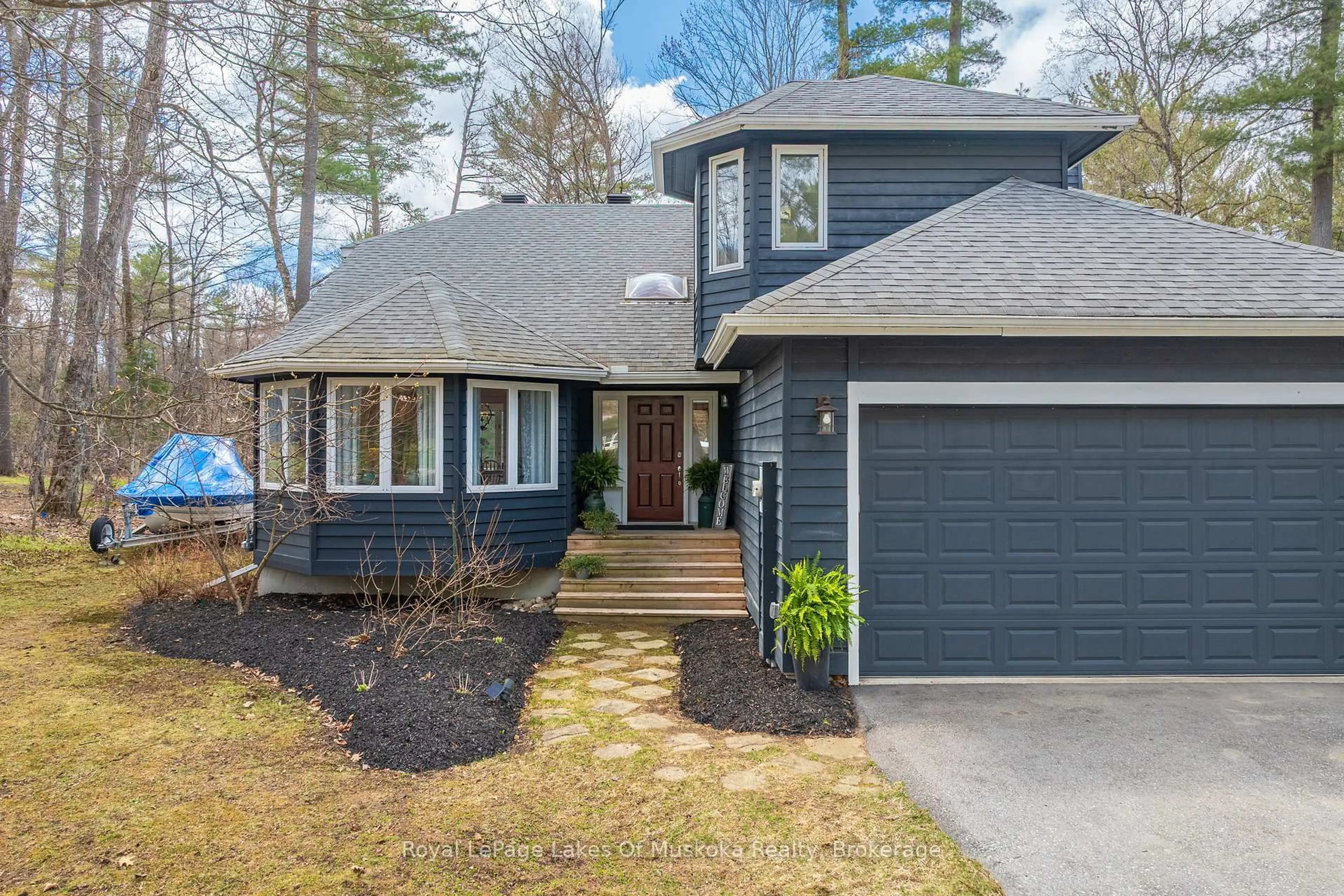 Home with vinyl exterior material, street for 84 Clarke Cres, Huntsville Ontario P0B 1L0