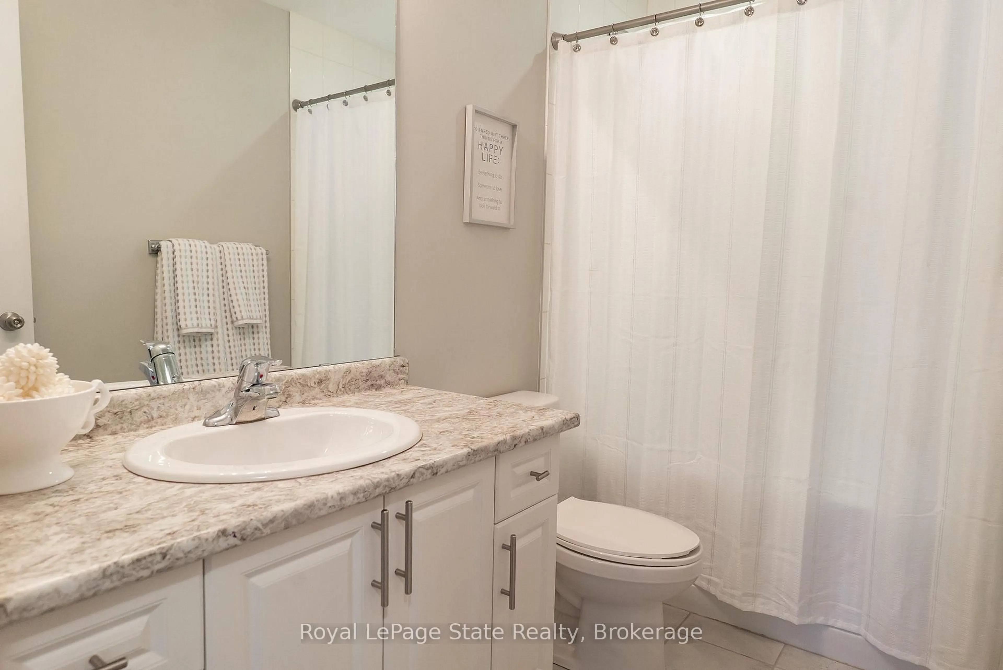 Standard bathroom, ceramic/tile floor for 4 Garlent Ave, Hamilton Ontario L9G 3K9