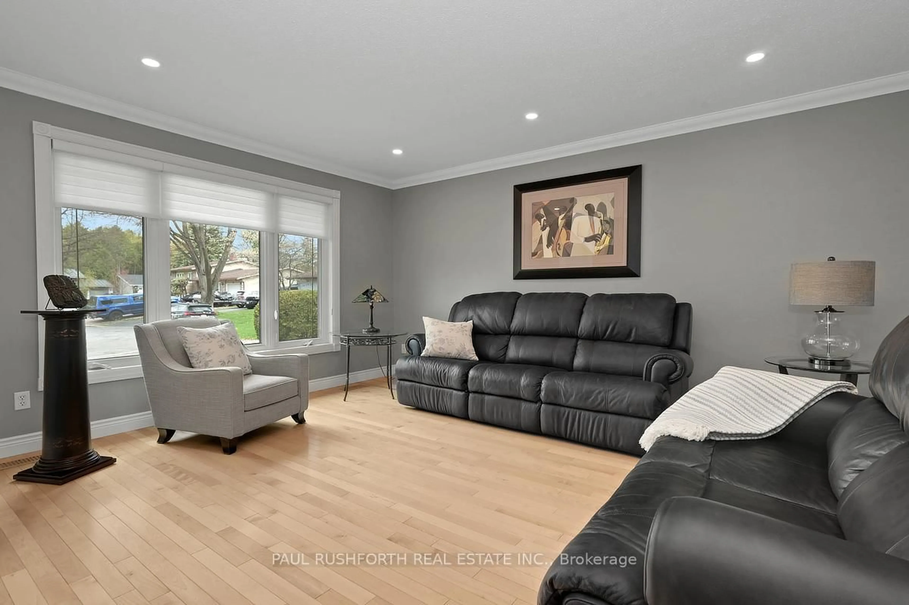 Living room with furniture, wood/laminate floor for 8 Teakwood Crt, Ottawa Ontario K1K 4B4