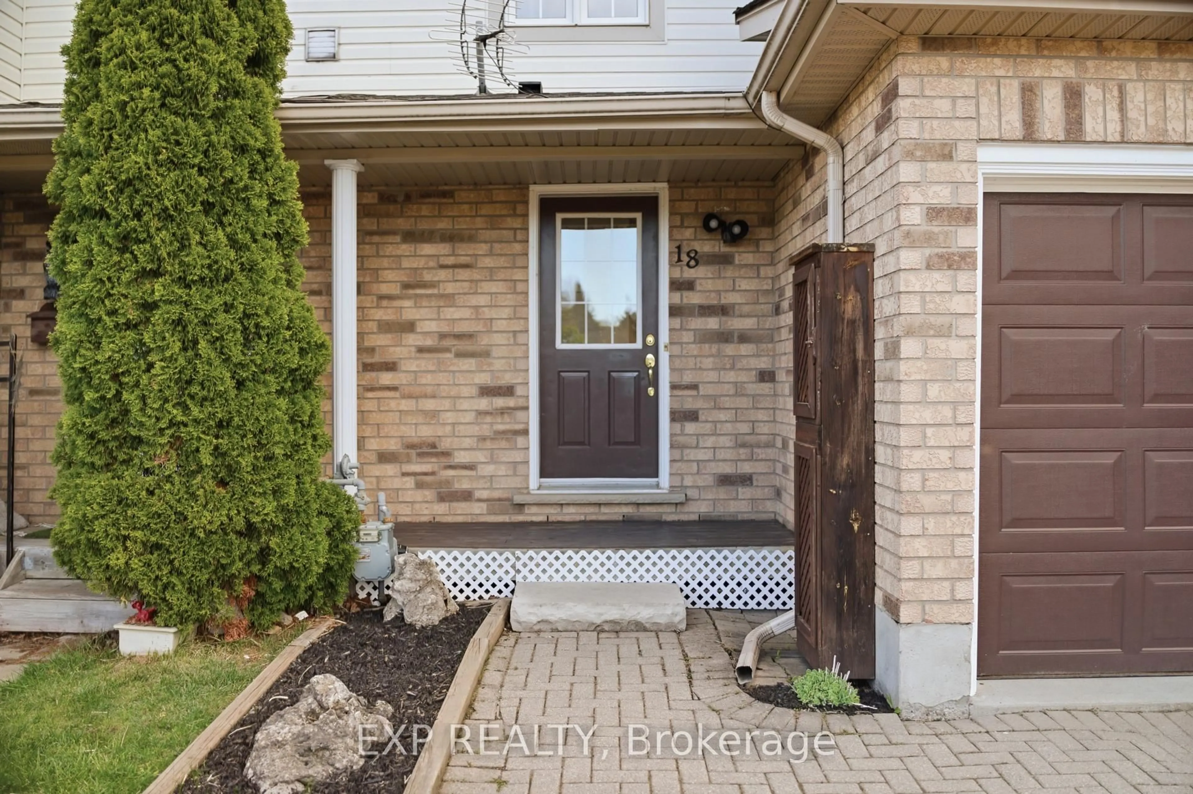 Indoor entryway for 18 Prosperity Dr, Kitchener Ontario N2E 3Z2