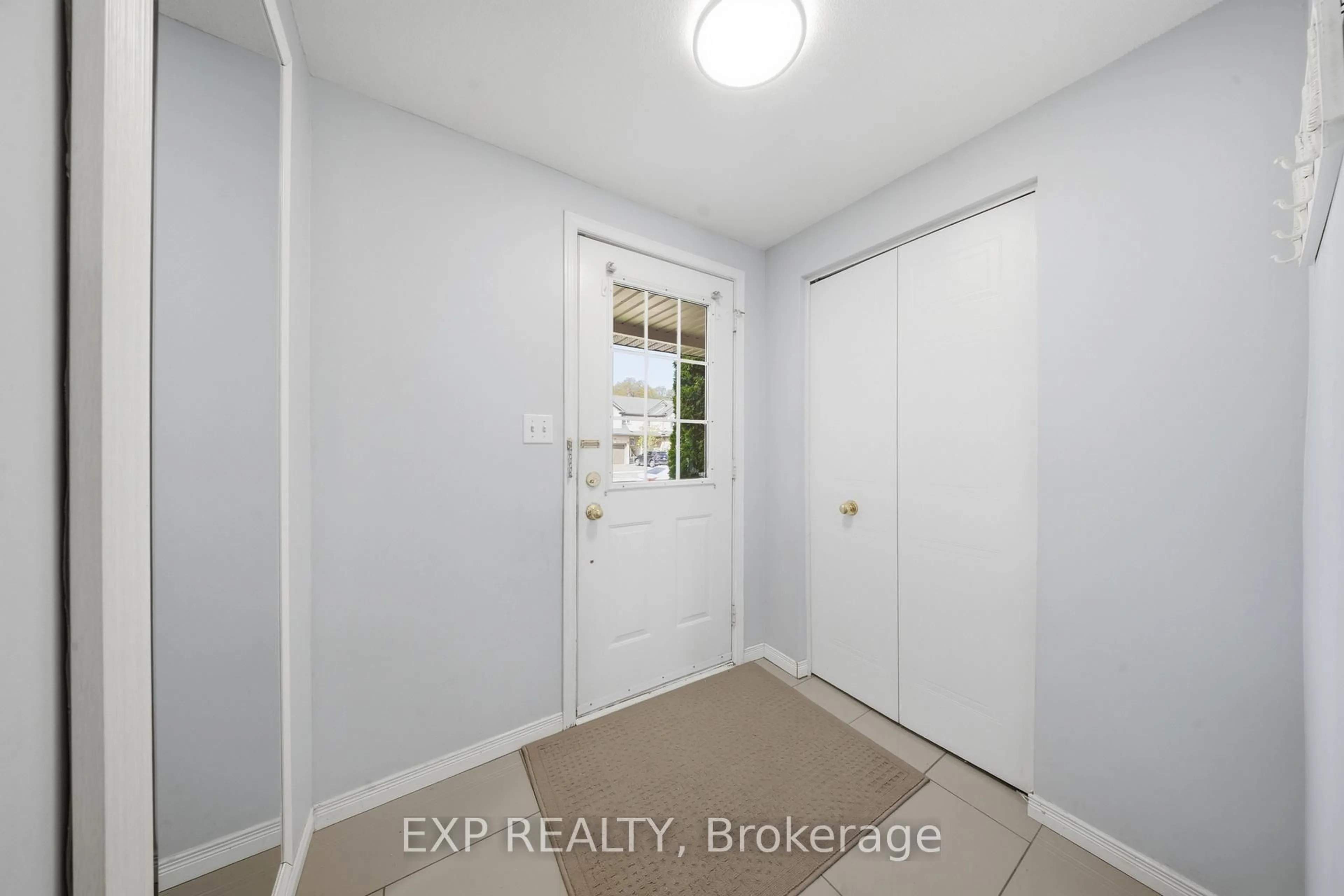 Indoor entryway for 18 Prosperity Dr, Kitchener Ontario N2E 3Z2