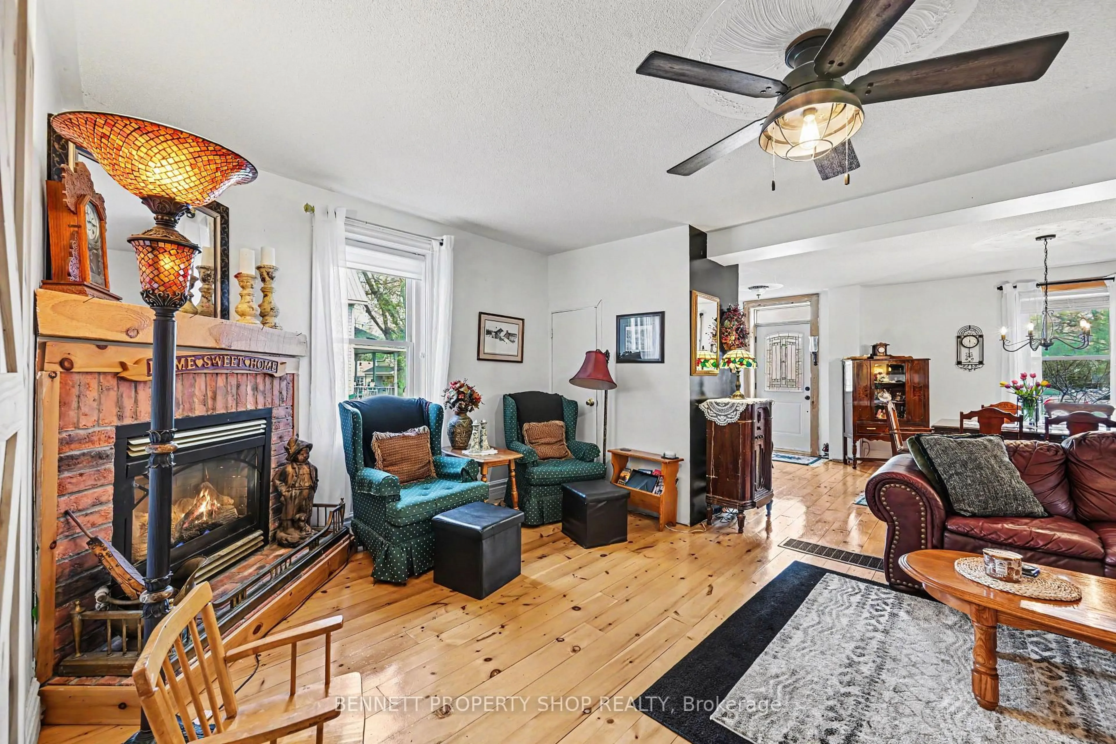 Living room with furniture, unknown for 827 River Rd, Braeside Ontario K0A 1G0