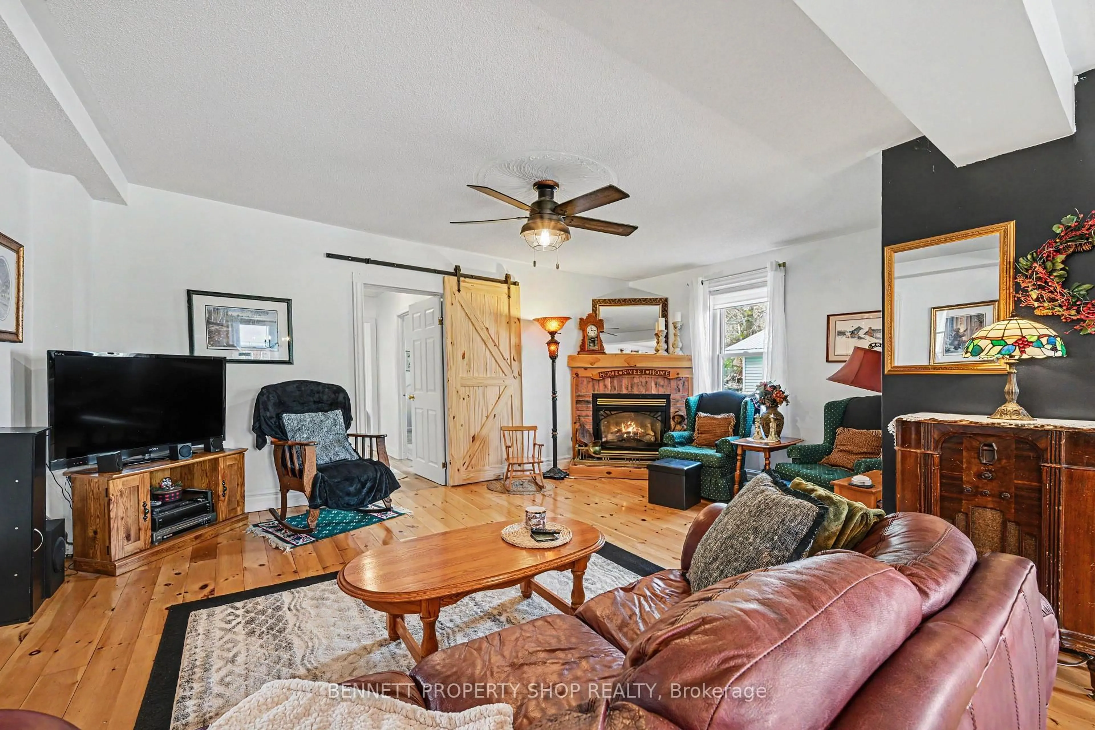 Living room with furniture, unknown for 827 River Rd, Braeside Ontario K0A 1G0