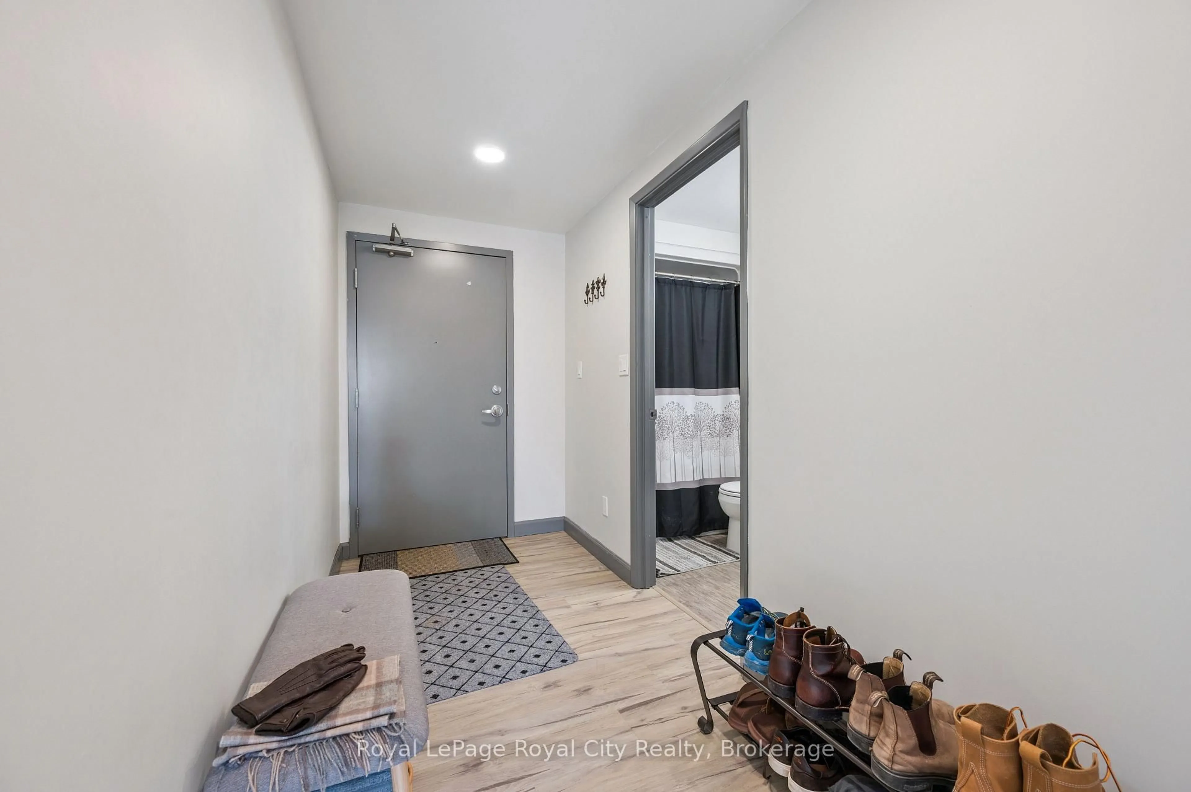Indoor entryway for 258A Sunview St #186, Waterloo Ontario N2L 0H6