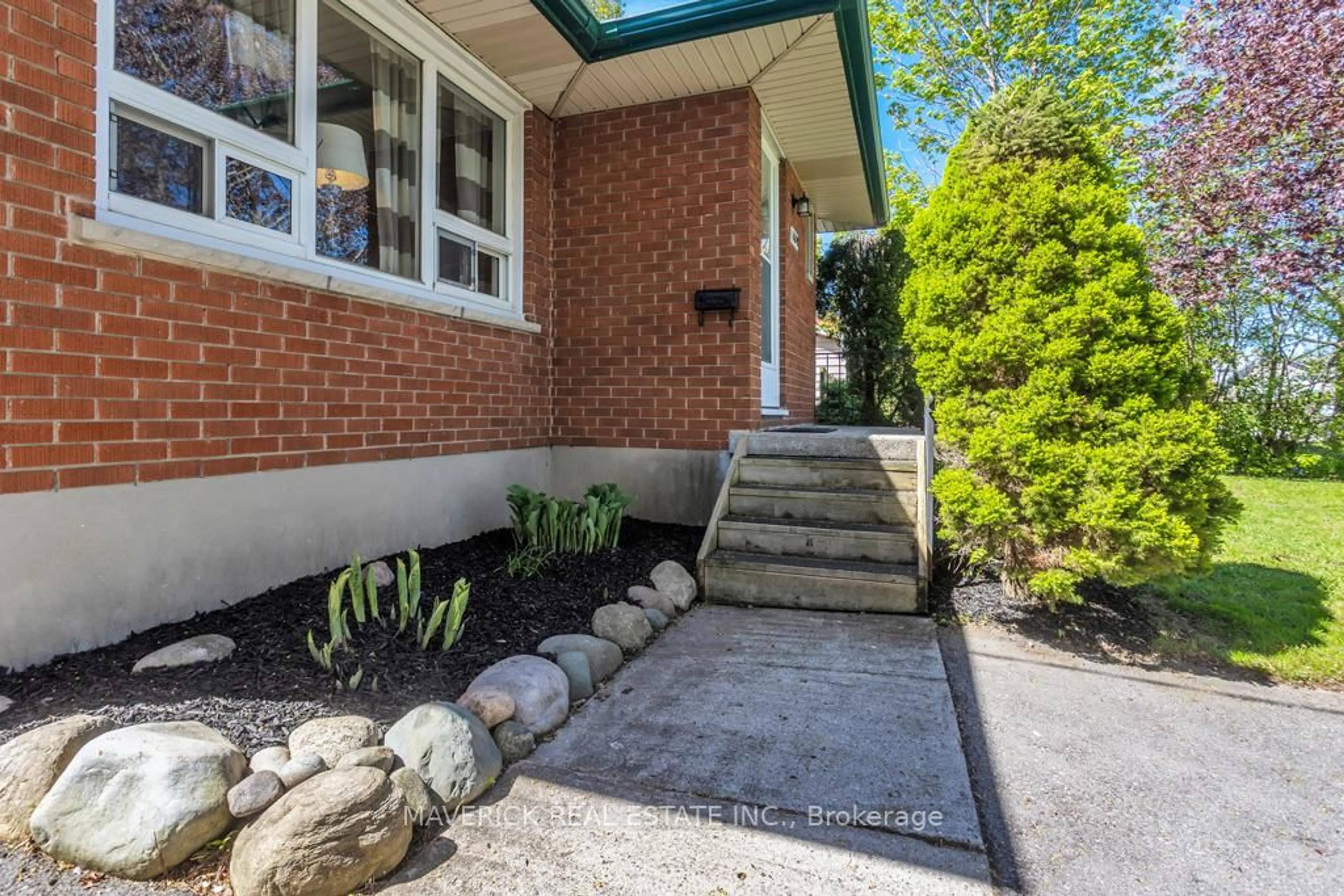 Unknown for 1679 DALE St, London East Ontario N5V 1Y3