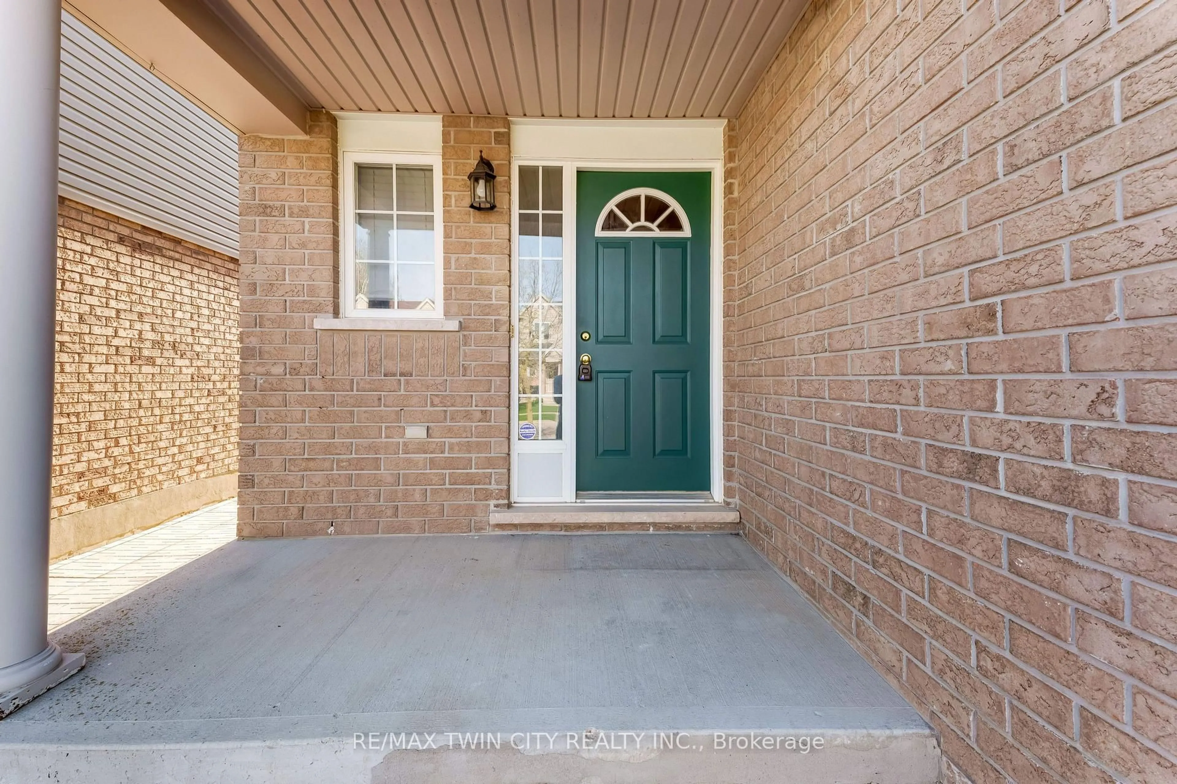 Indoor entryway for 15 Isabella St, Kitchener Ontario N2E 4J9