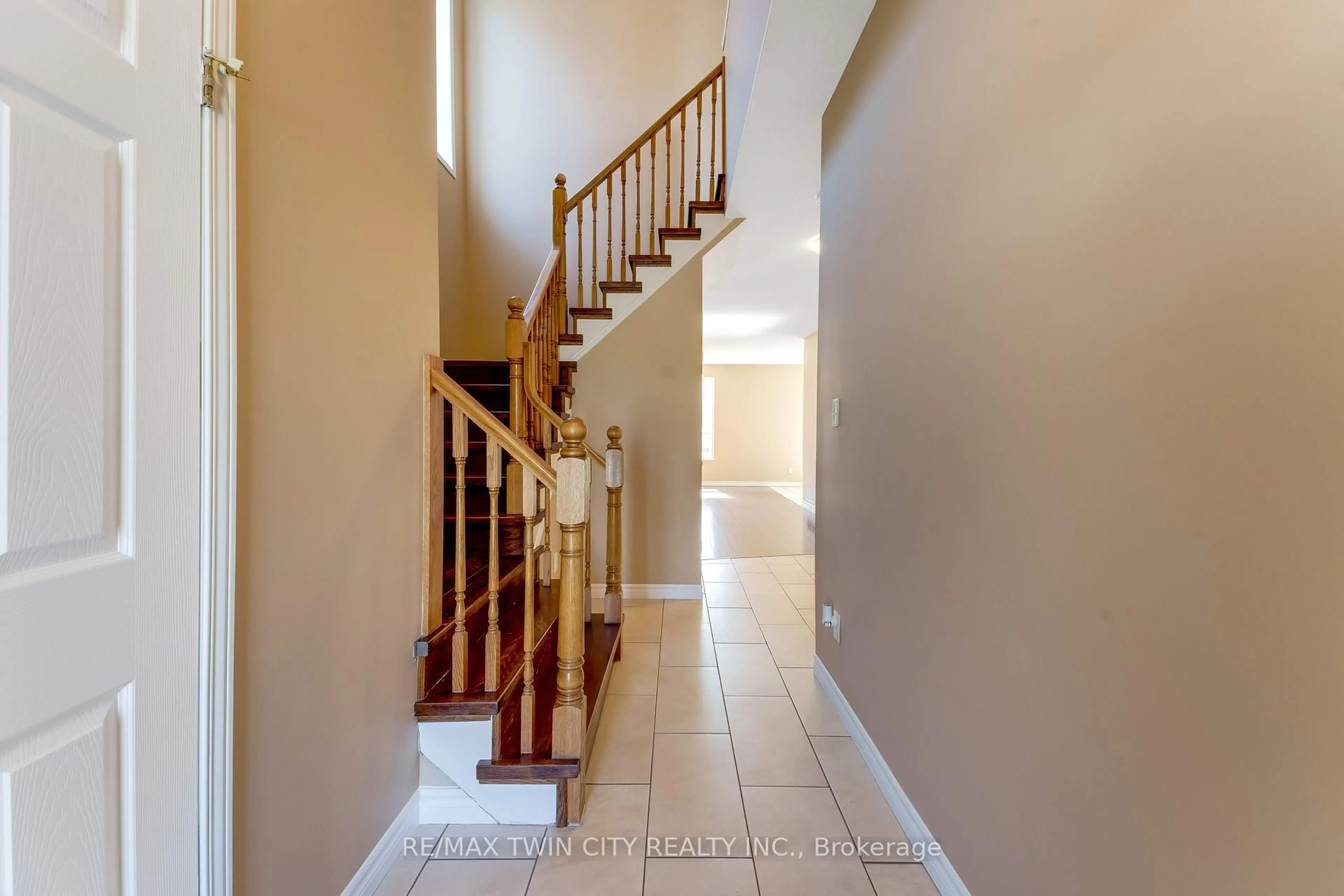 Indoor foyer for 15 Isabella St, Kitchener Ontario N2E 4J9