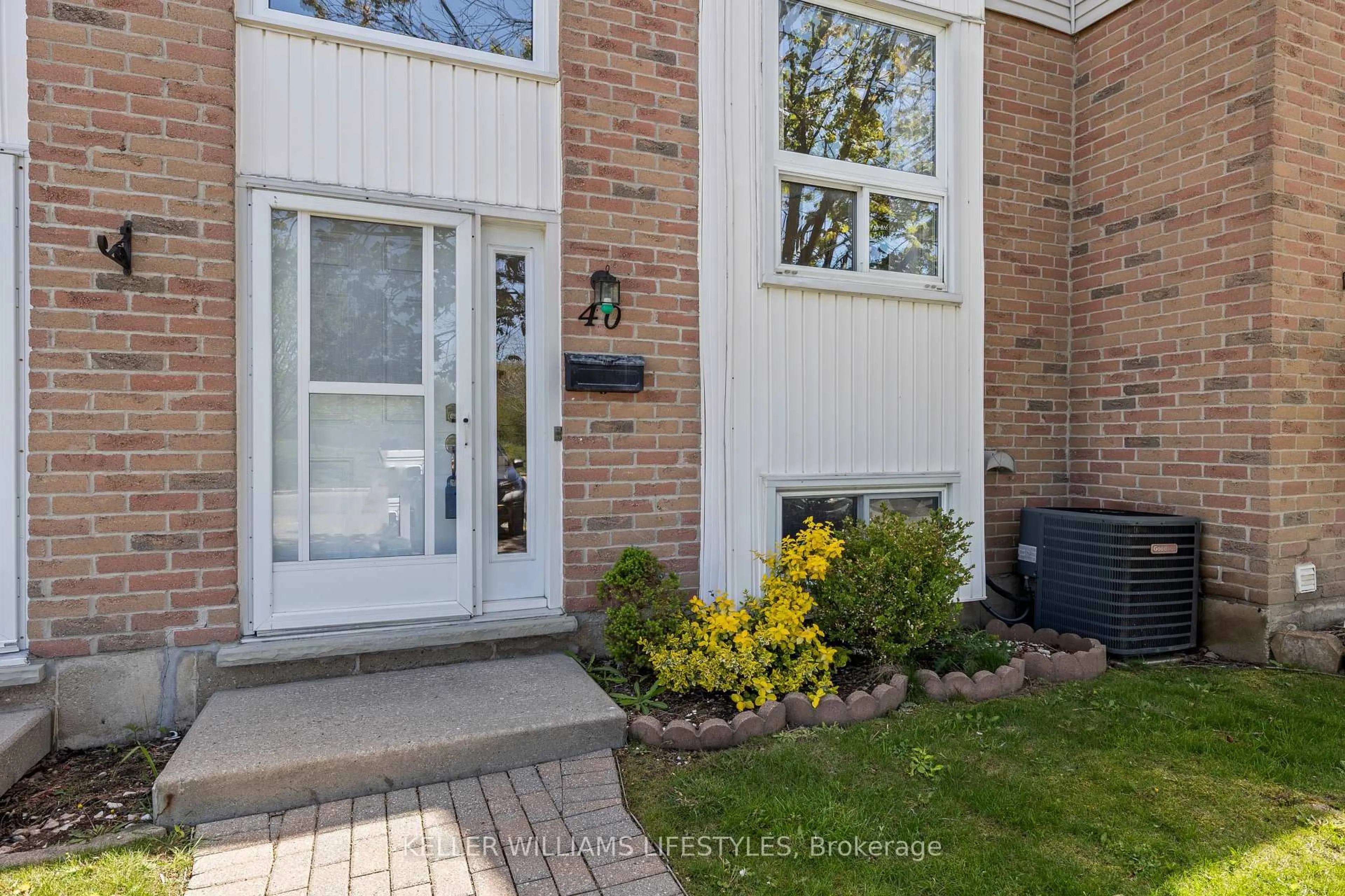Indoor entryway for 110 Deveron Cres #40, London South Ontario N5Z 4W7