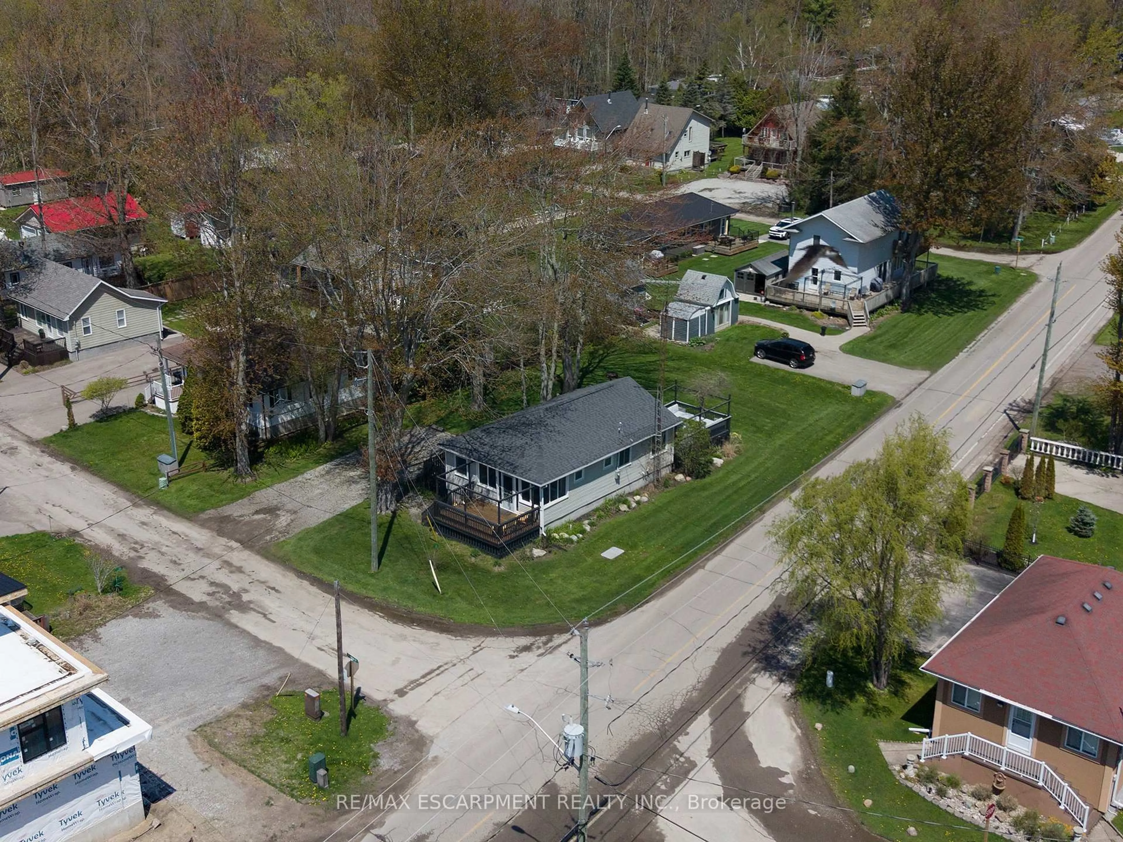 A pic from outside/outdoor area/front of a property/back of a property/a pic from drone, street for 21 FERRIS St, Norfolk Ontario N0E 1W0