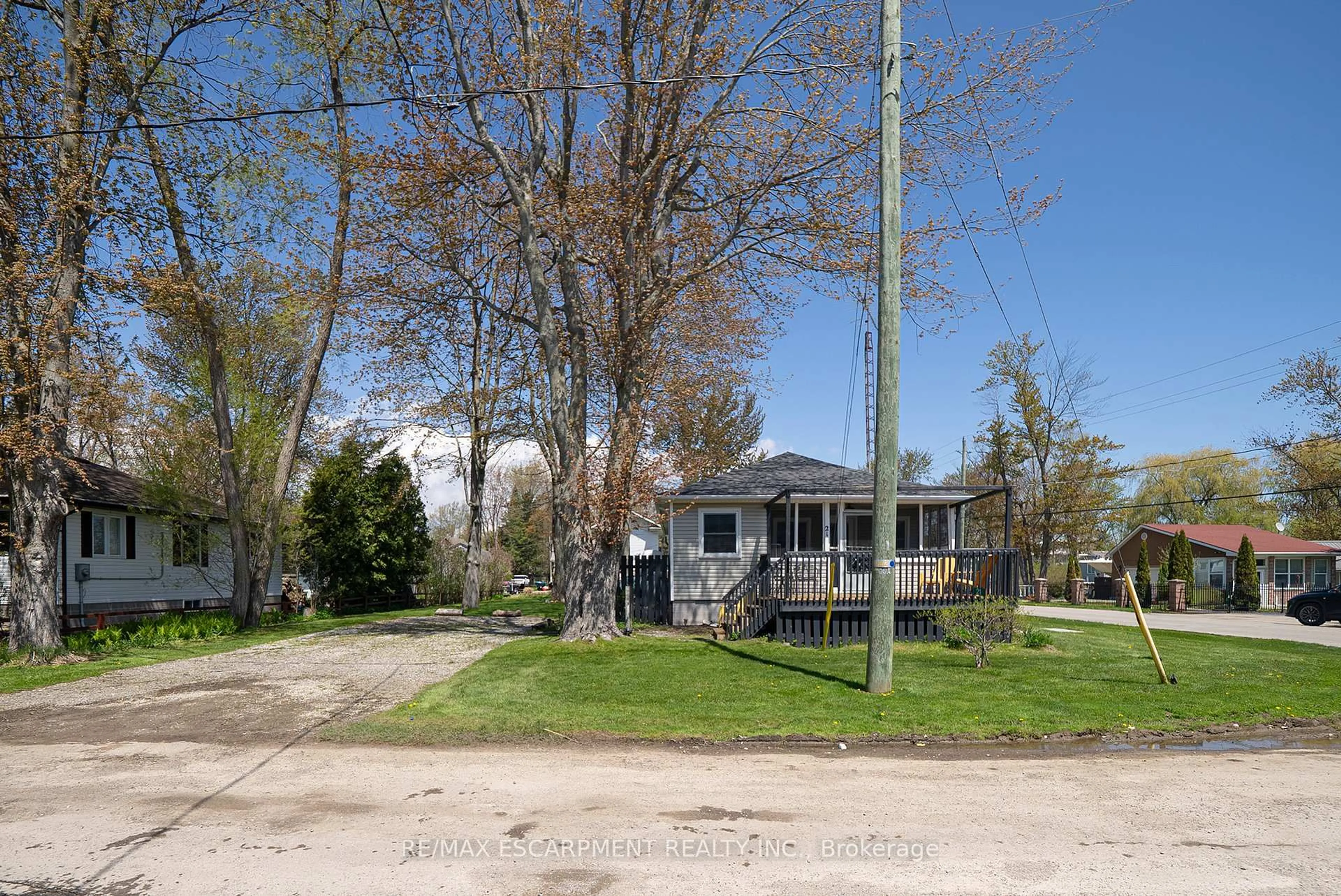 Patio, street for 21 FERRIS St, Norfolk Ontario N0E 1W0
