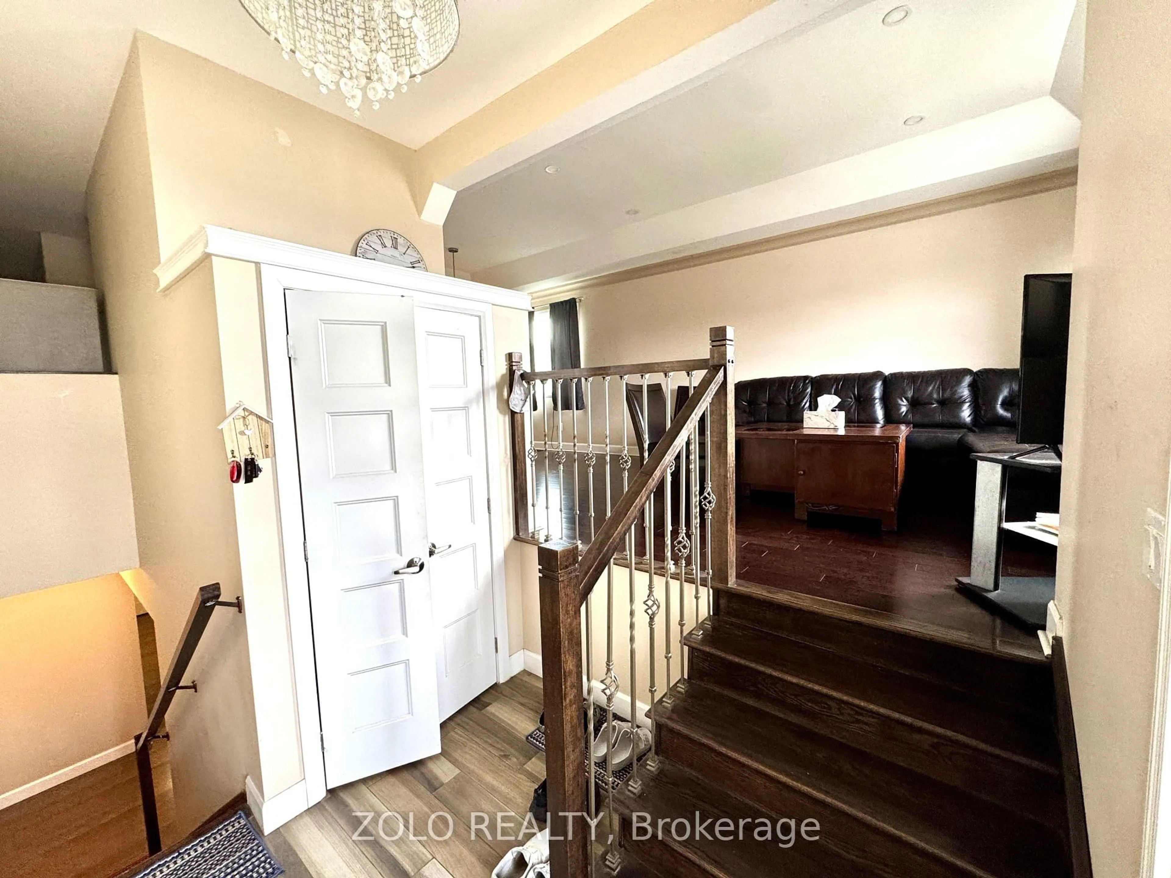 Indoor foyer for 212 Bellwood Dr, Cornwall Ontario K6H 0G9
