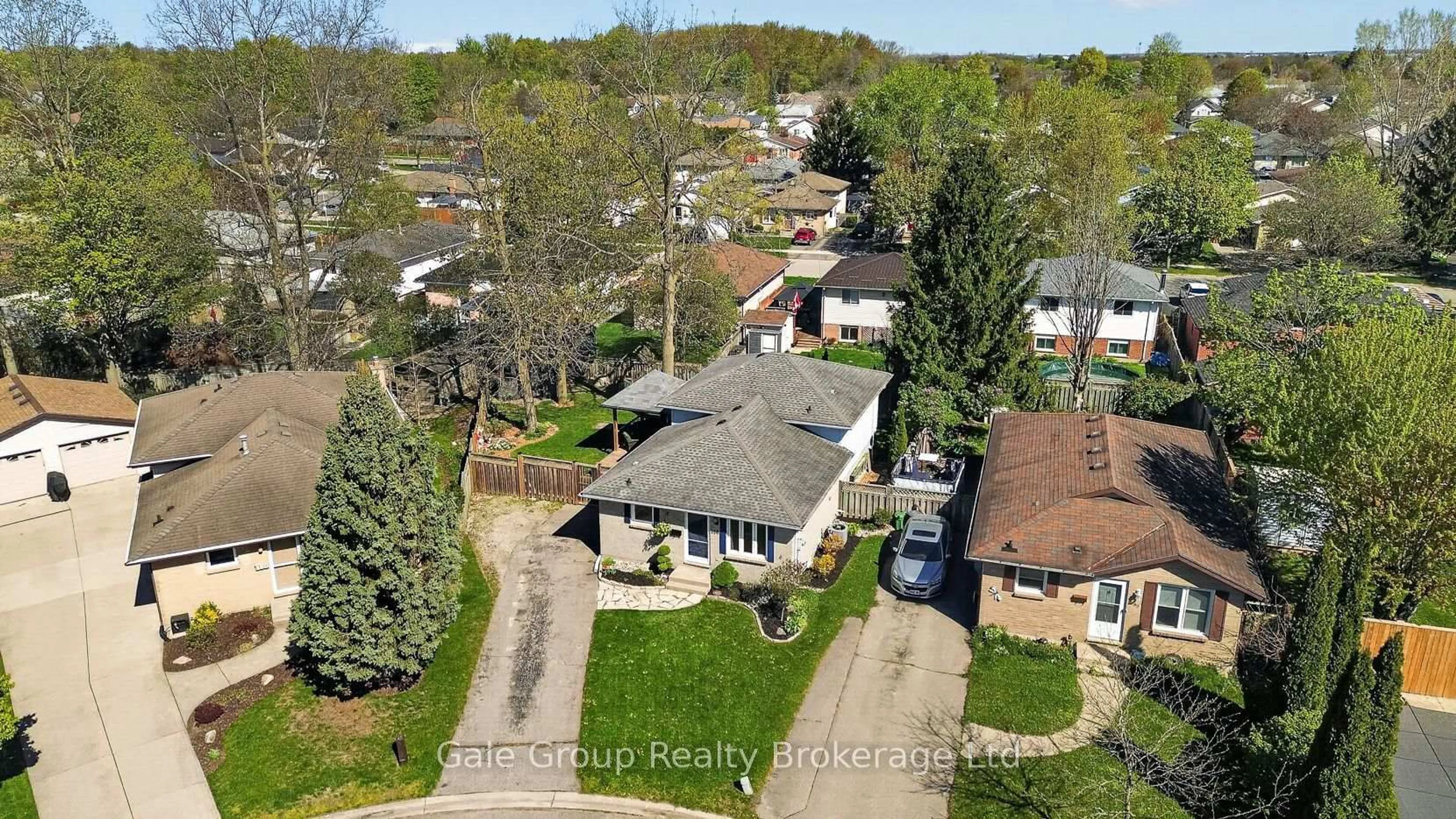 A pic from outside/outdoor area/front of a property/back of a property/a pic from drone, street for 186 Portsmouth Crt, London East Ontario N5V 4C8