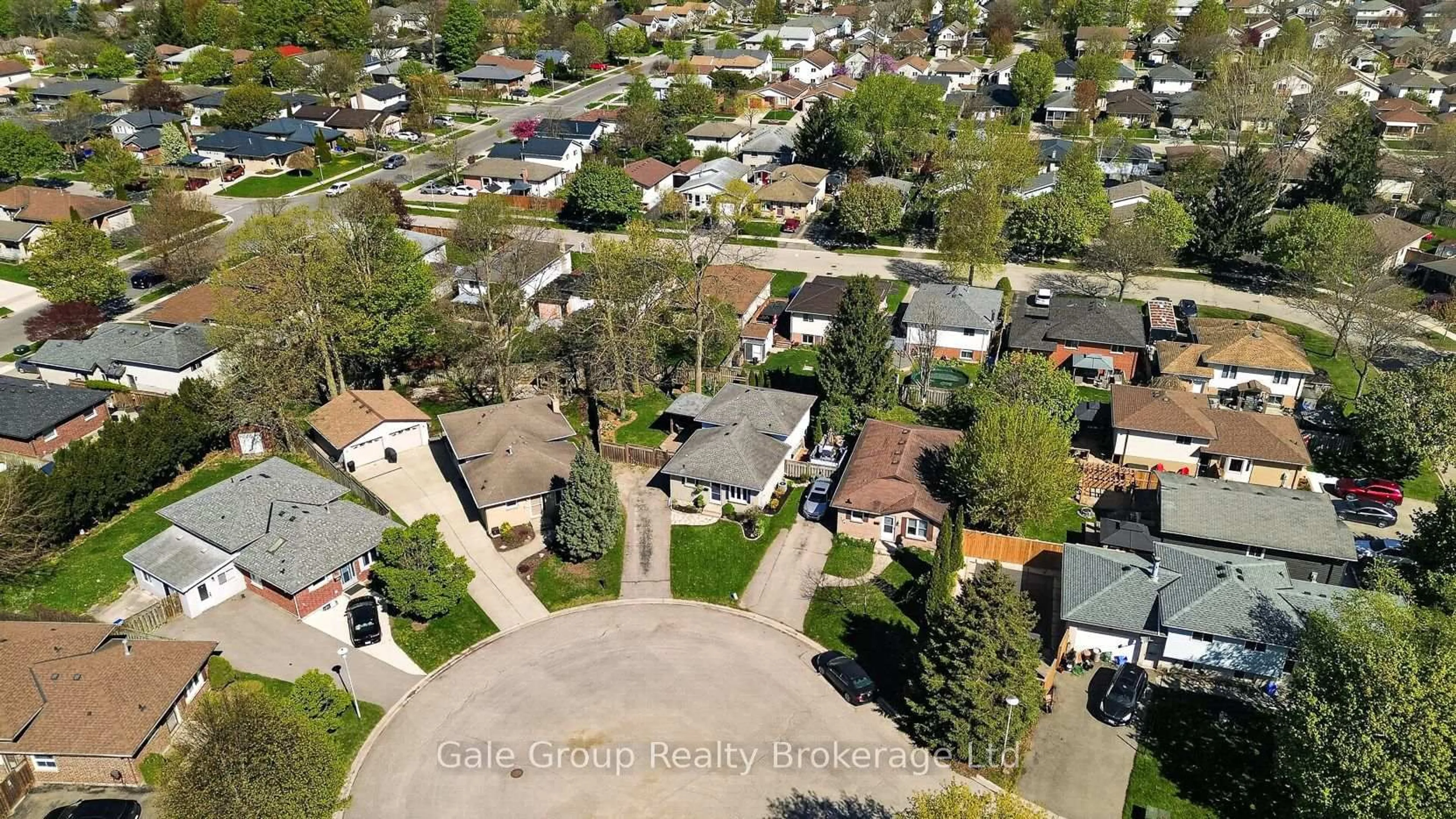 A pic from outside/outdoor area/front of a property/back of a property/a pic from drone, street for 186 Portsmouth Crt, London East Ontario N5V 4C8
