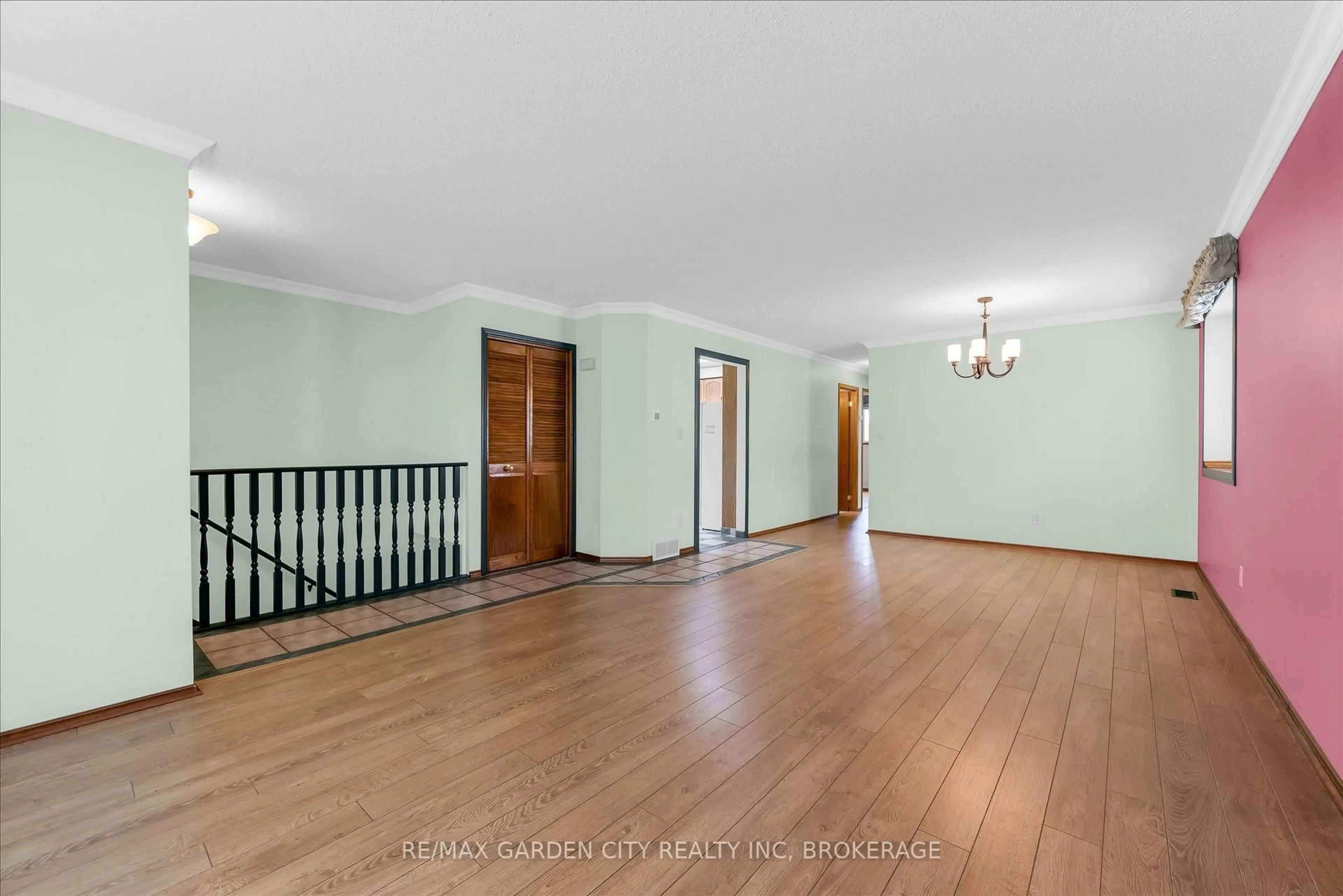 Indoor foyer for 71 Hazel St, St. Catharines Ontario L2T 4B8