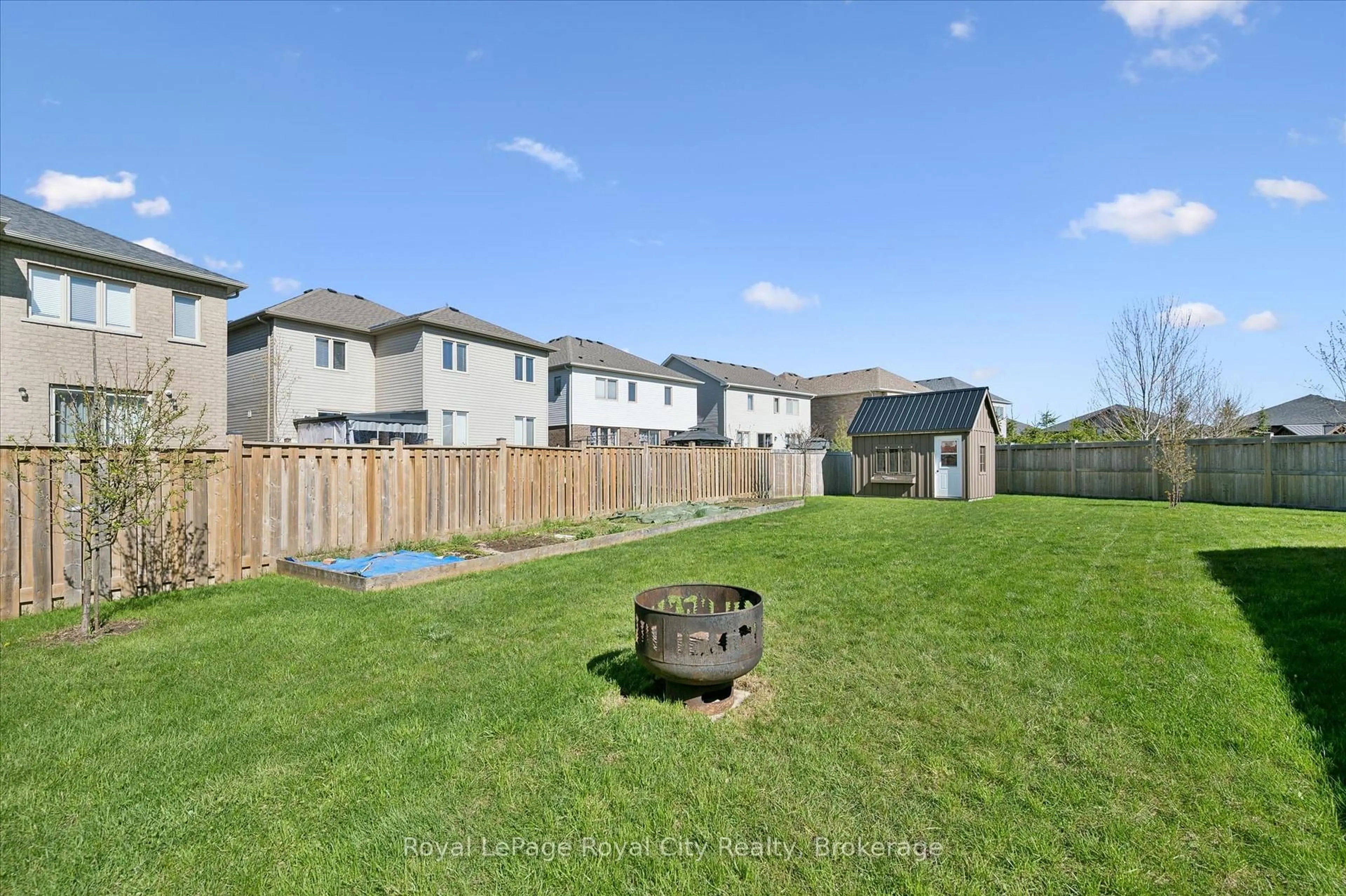 A pic from outside/outdoor area/front of a property/back of a property/a pic from drone, street for 31 Conlin Crt, Centre Wellington Ontario N1M 0H2