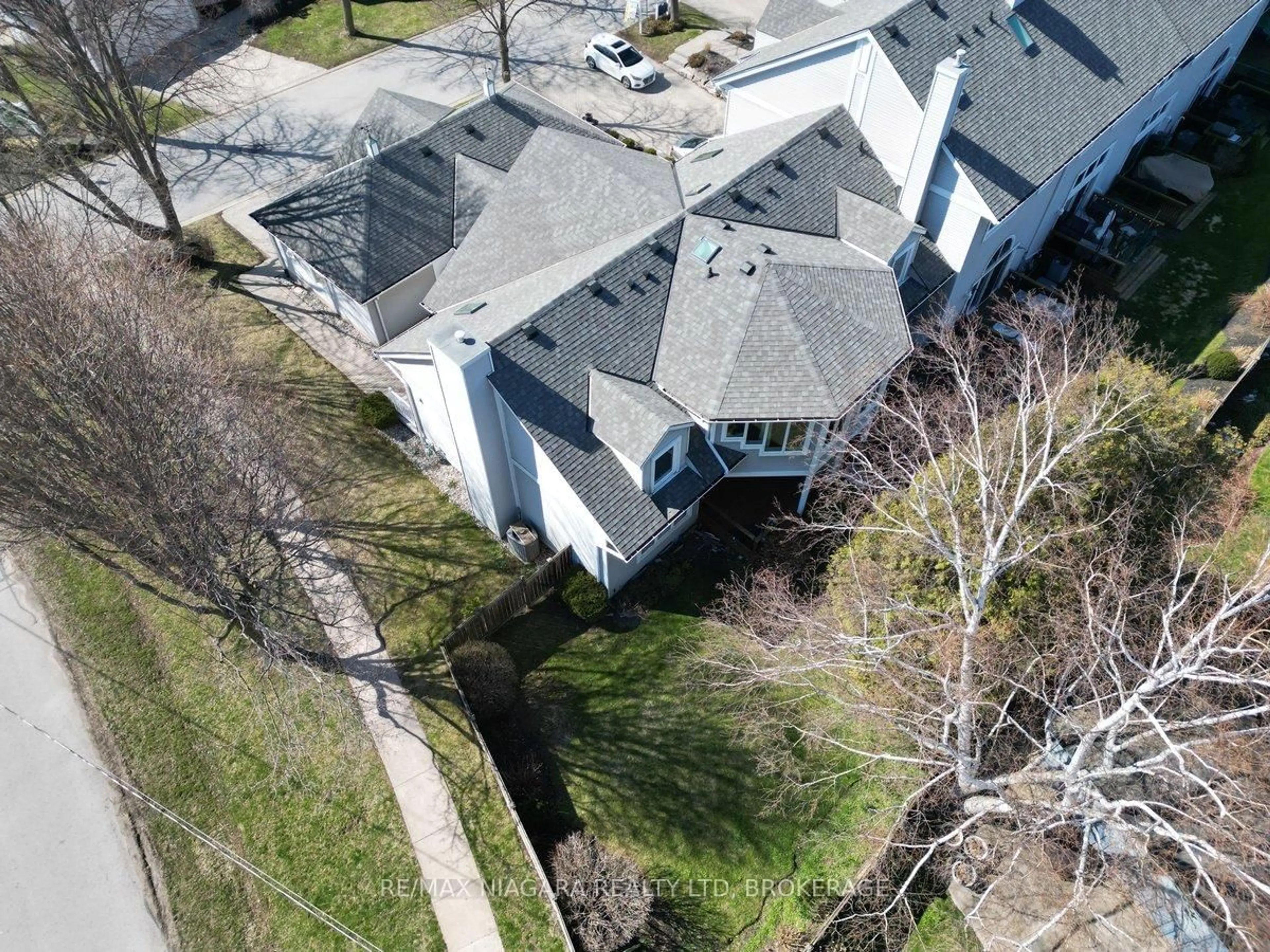 A pic from outside/outdoor area/front of a property/back of a property/a pic from drone, street for 5 Lakeside Dr #23, St. Catharines Ontario L2M 1P3