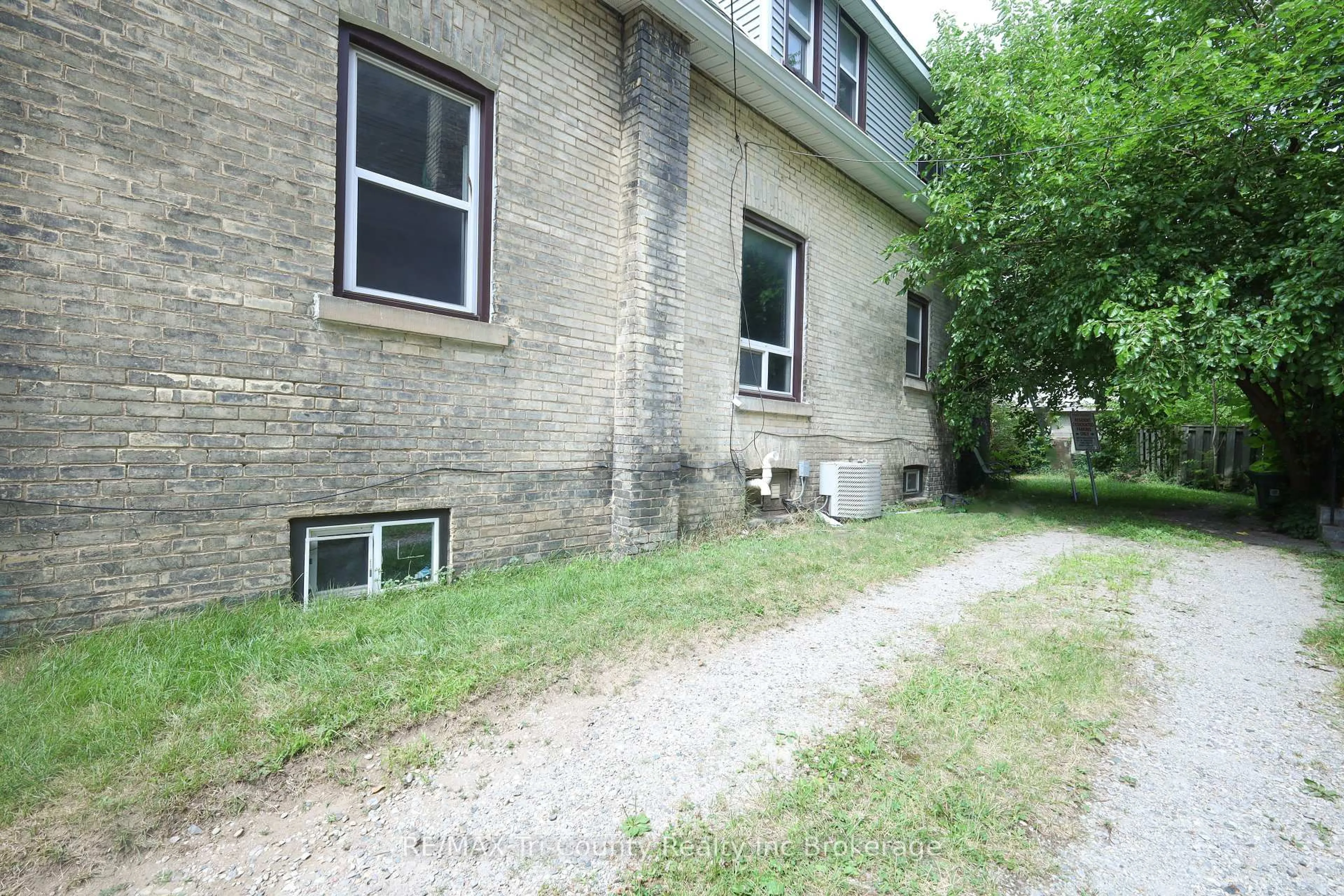 Patio, building for 358 Glebe St, London East Ontario N5W 3T1