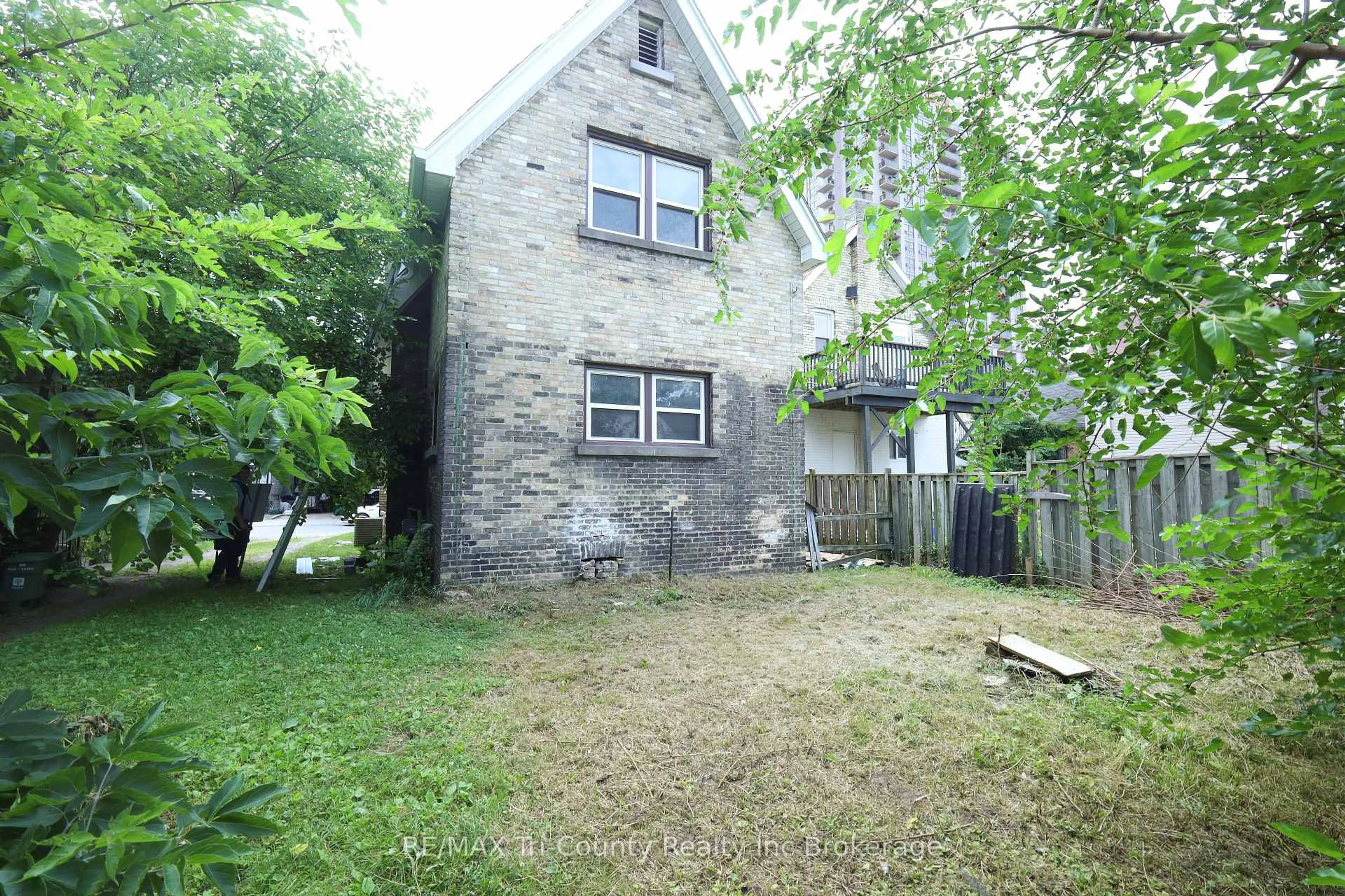 Patio, building for 358 Glebe St, London East Ontario N5W 3T1
