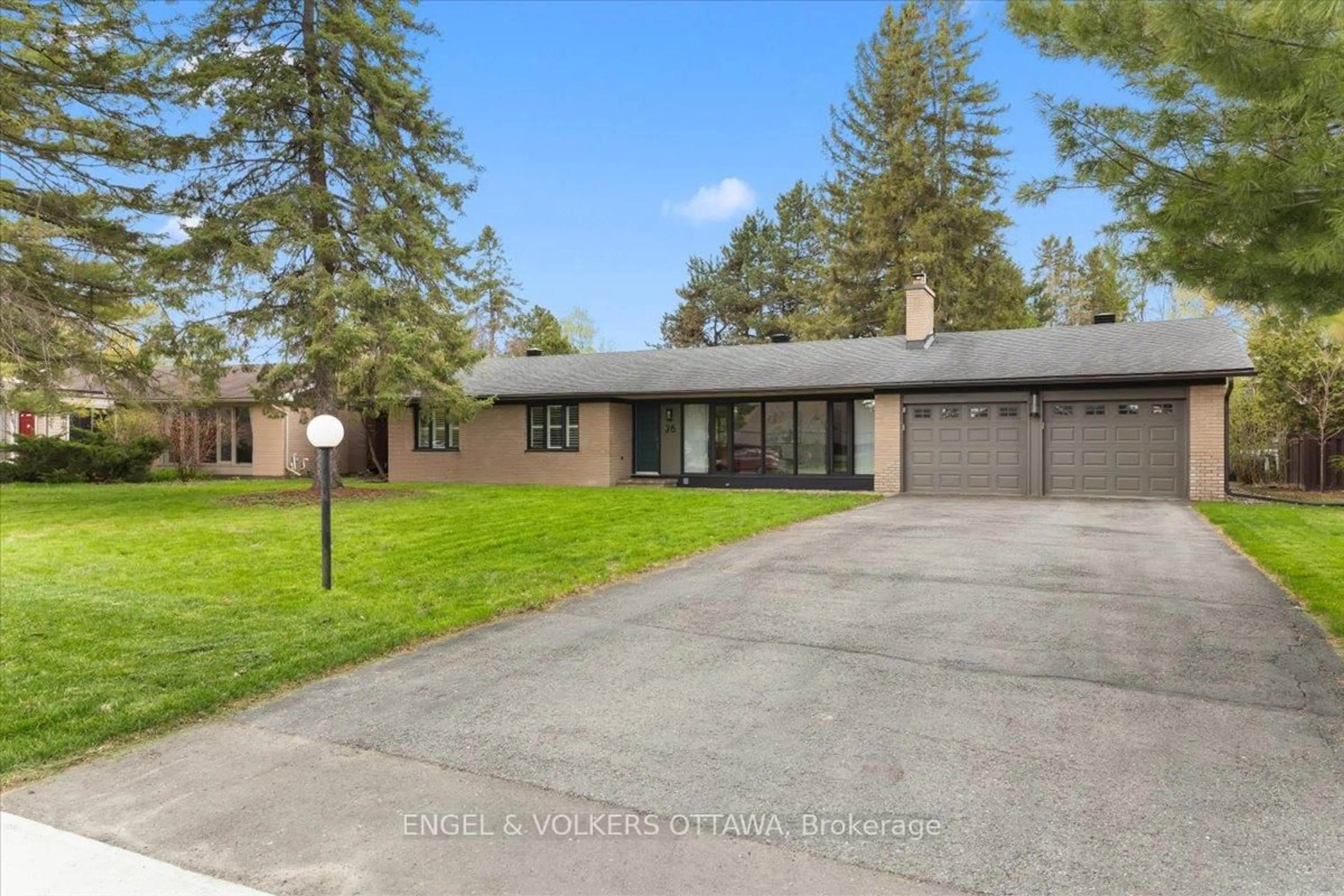 A pic from outside/outdoor area/front of a property/back of a property/a pic from drone, street for 28 Leacock Dr, Ottawa Ontario K2K 1S1