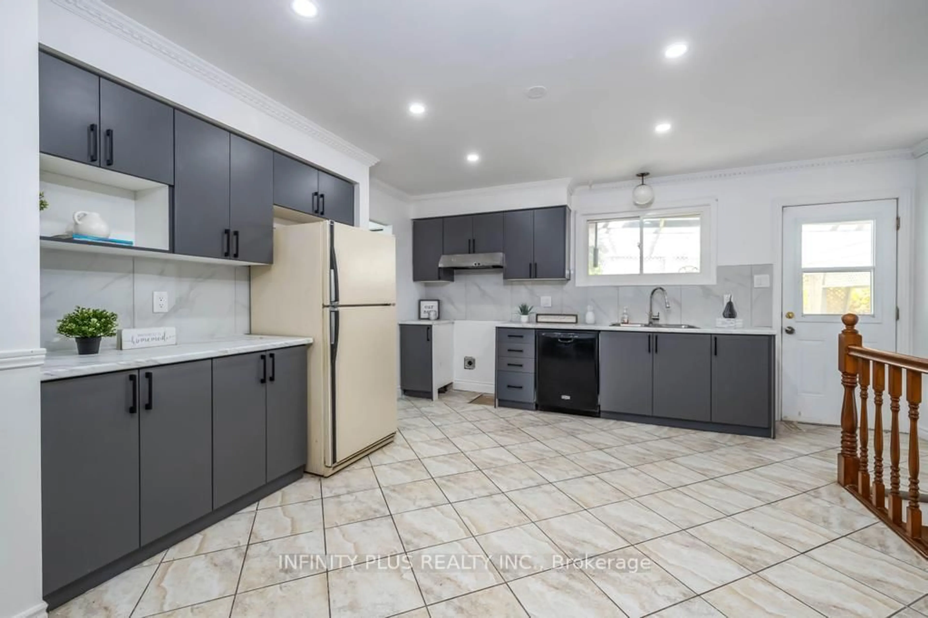 Standard kitchen, ceramic/tile floor for 180 St Jerome Cres, Kitchener Ontario N2C 2L2
