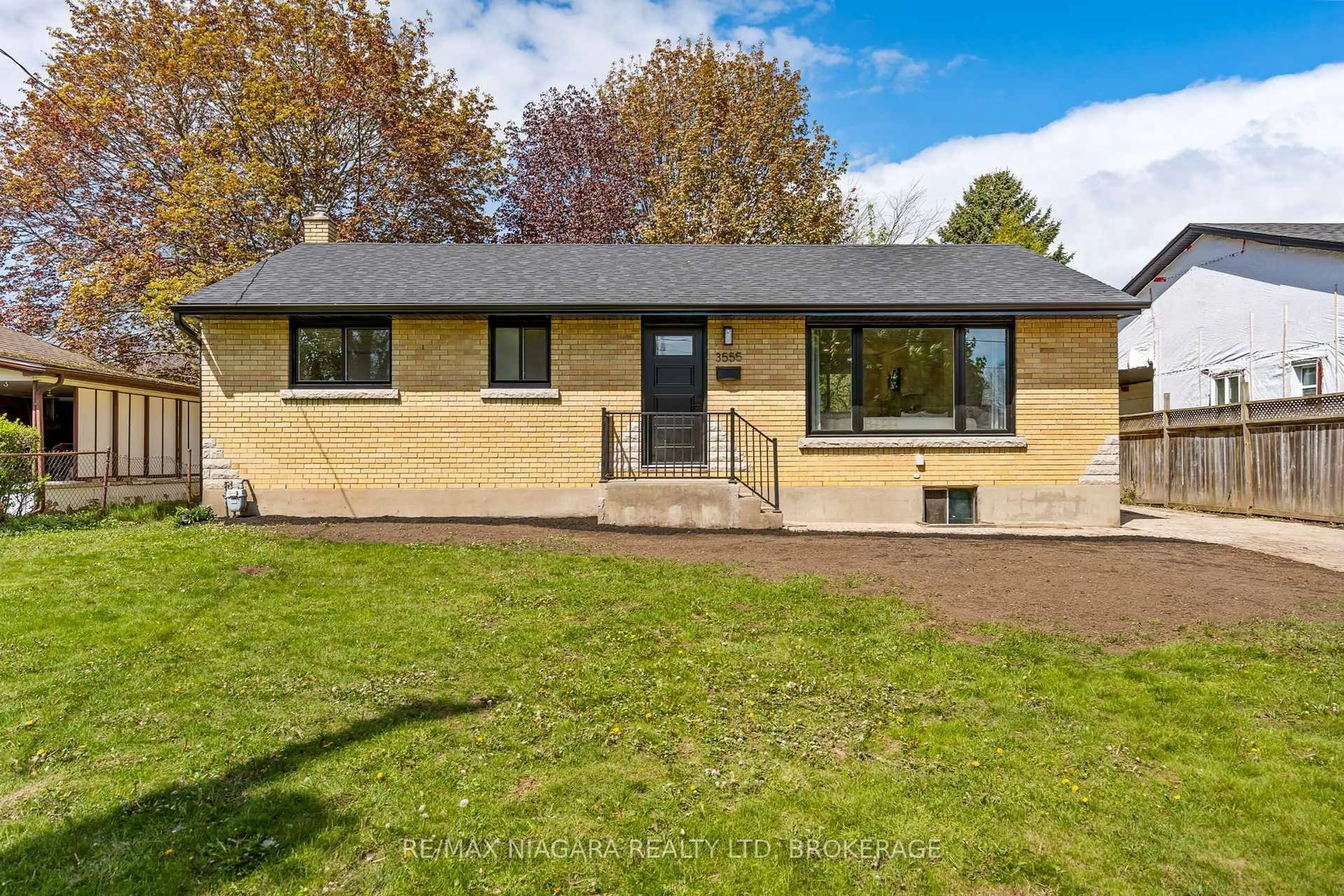 A pic from outside/outdoor area/front of a property/back of a property/a pic from drone, street for 3555 Gainsborough Ave, Niagara Falls Ontario L2J 2T9