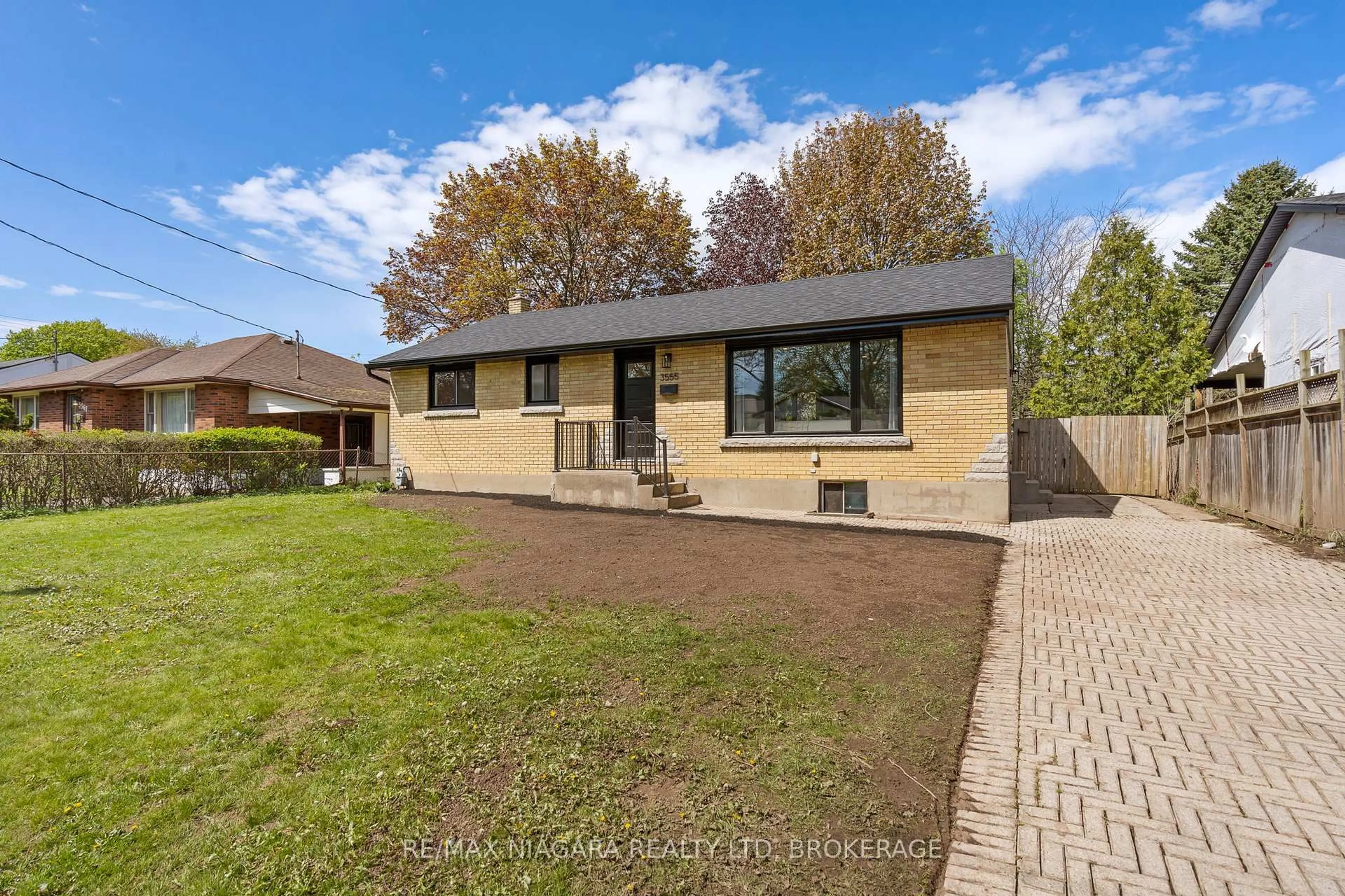 Home with brick exterior material, street for 3555 Gainsborough Ave, Niagara Falls Ontario L2J 2T9