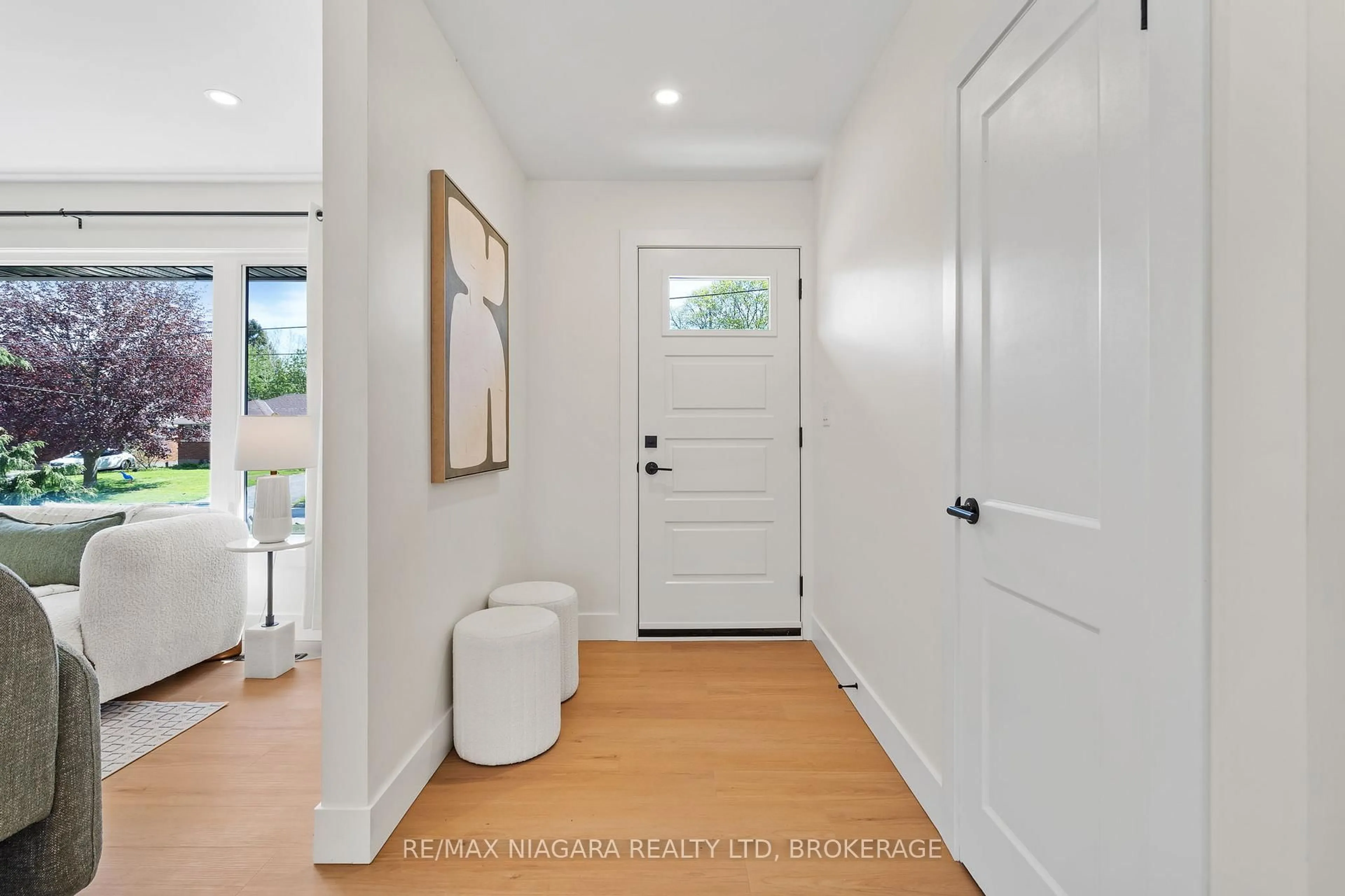 Indoor entryway for 3555 Gainsborough Ave, Niagara Falls Ontario L2J 2T9