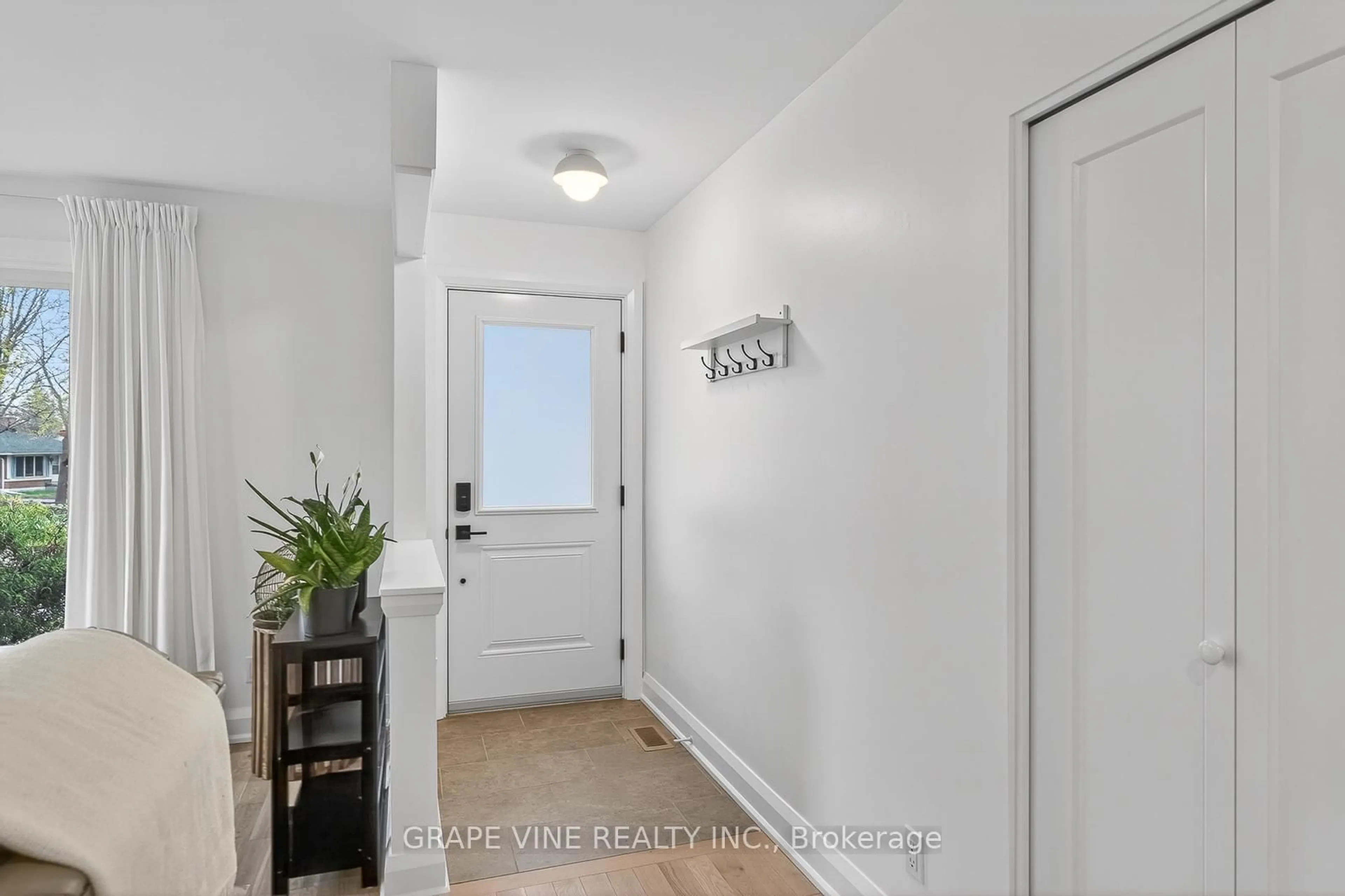Indoor entryway for 730 Holt Cres, Ottawa Ontario K1G 2Y7
