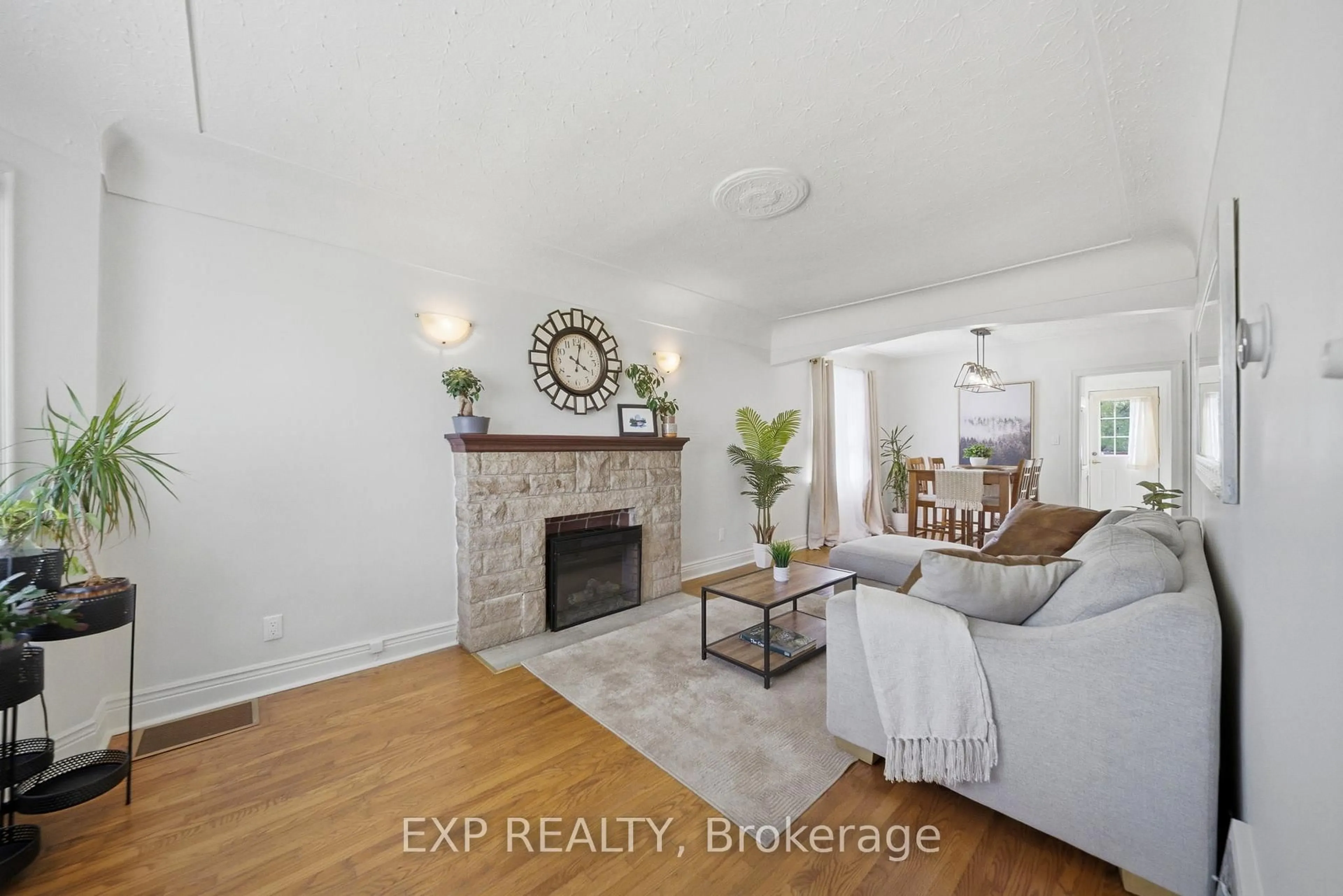 Living room with furniture, unknown for 280 East 11th St, Hamilton Ontario L9A 3T7