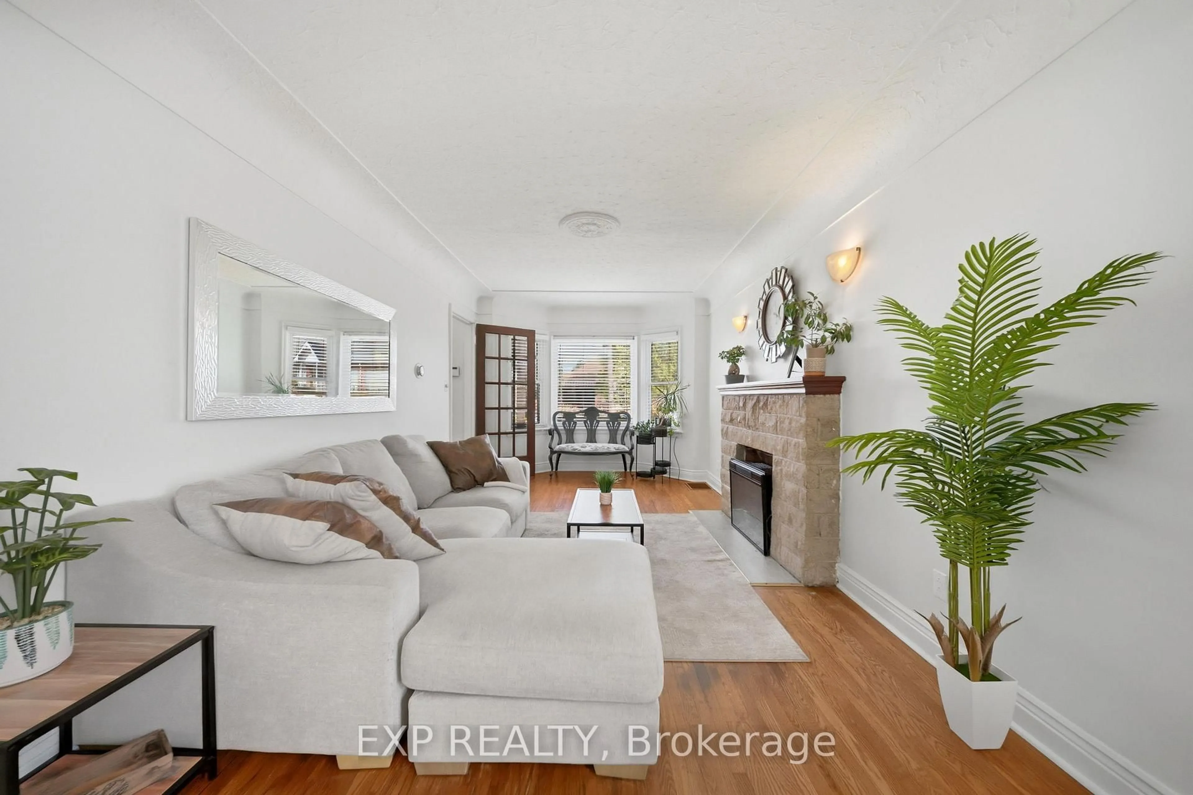 Living room with furniture, unknown for 280 East 11th St, Hamilton Ontario L9A 3T7
