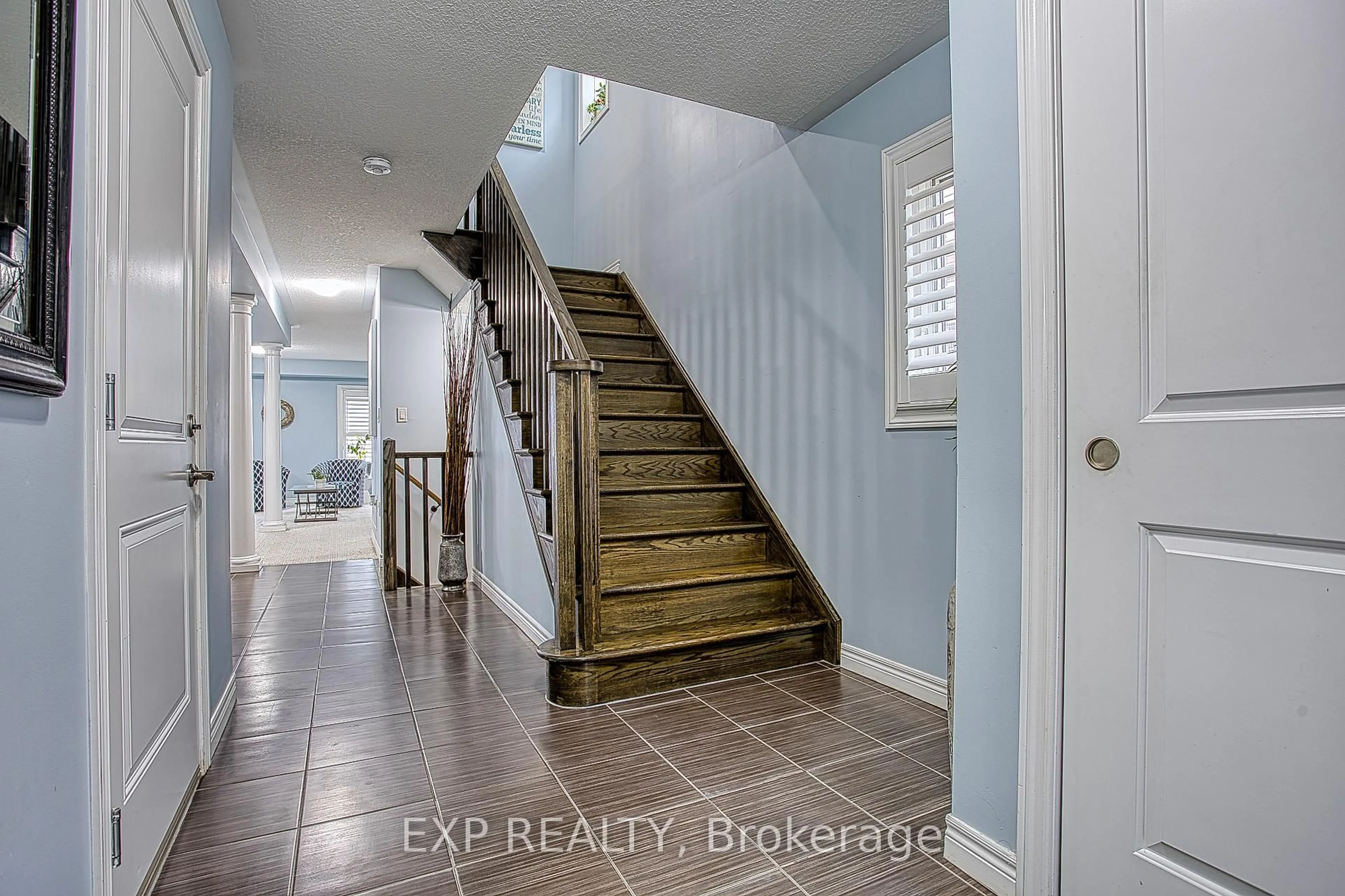 Indoor entryway for 90 Cittadella Blvd, Hamilton Ontario L0R 1P0