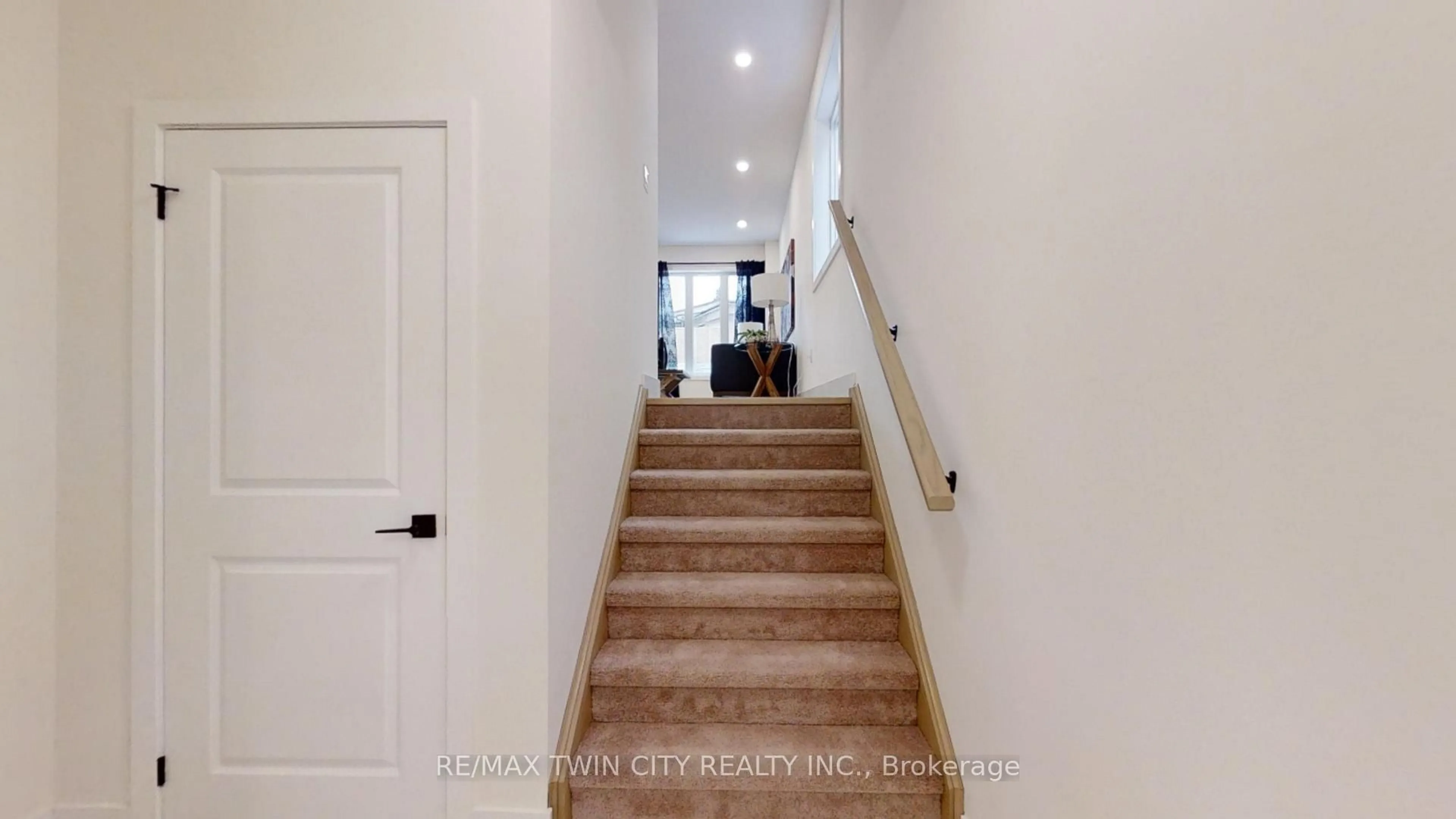 Indoor entryway for 9 CHRISTOPHER Crt, London South Ontario N5Z 0B3