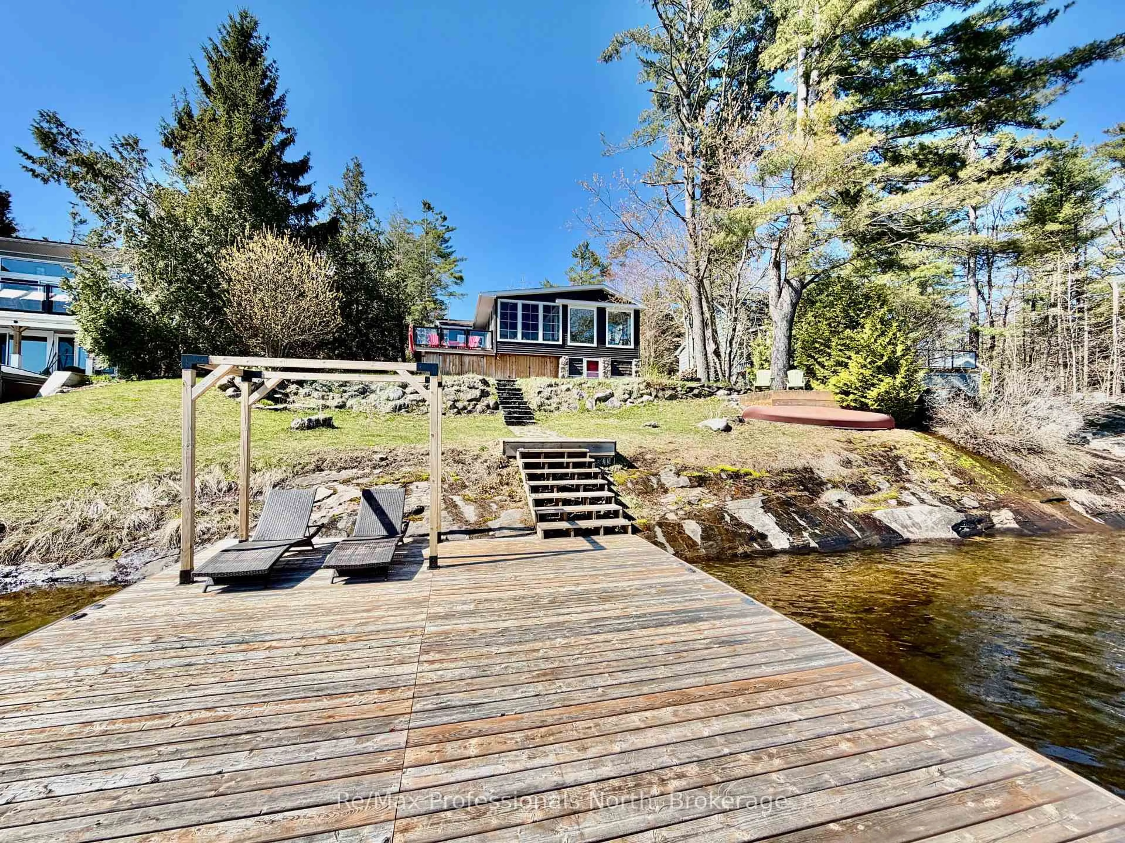 A pic from outside/outdoor area/front of a property/back of a property/a pic from drone, water/lake/river/ocean view for 550 Sixth St #2, Gravenhurst Ontario P1P 1M2